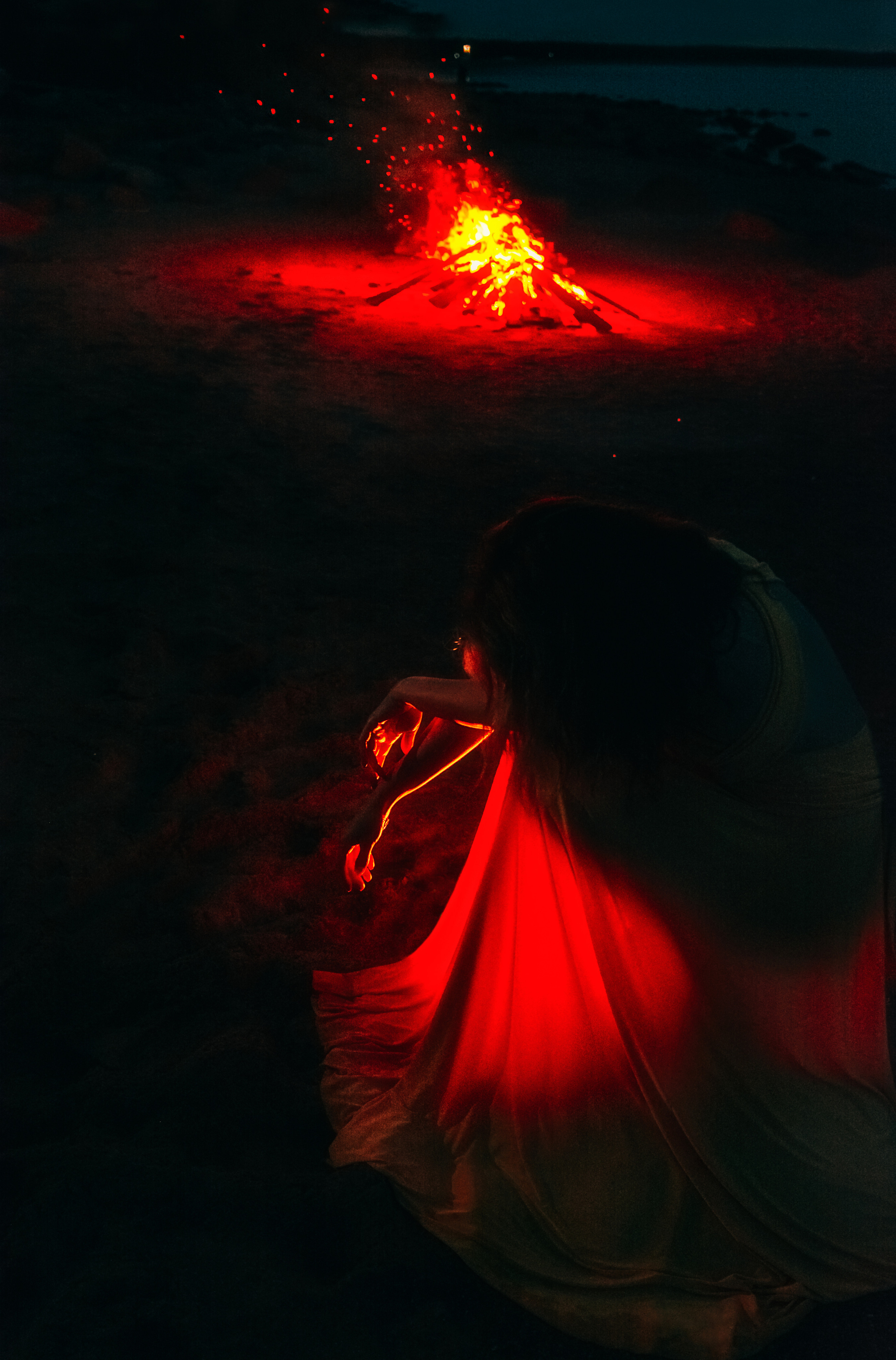 Валя. Съёмка на Финском заливе в воде и с огнём. Портретный фотограф в Санкт-Петербурге Дмитриева Наталия