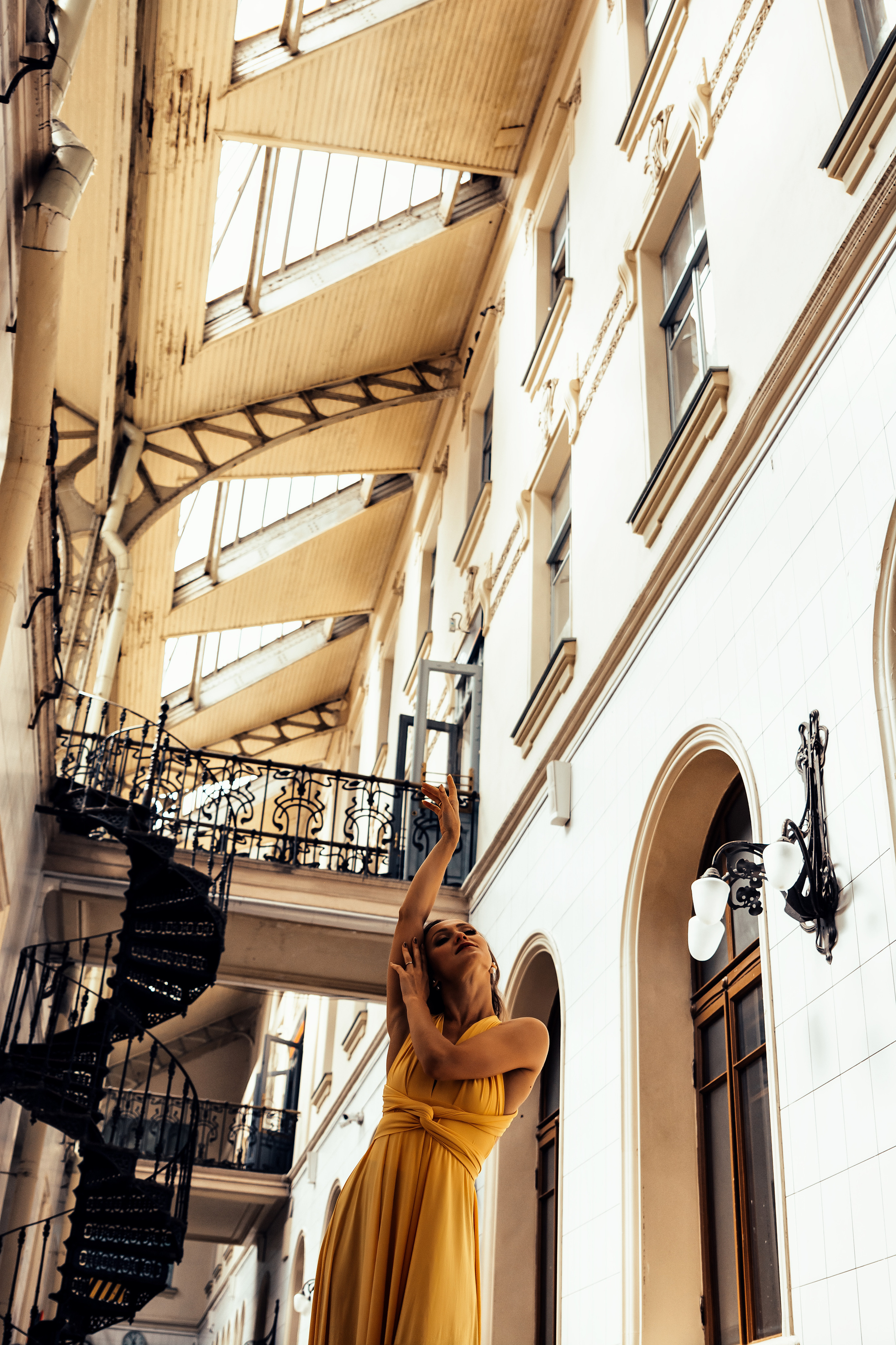 Артистичная девушка, грациозно танцующая в желтом платье на Витебском вокзале.