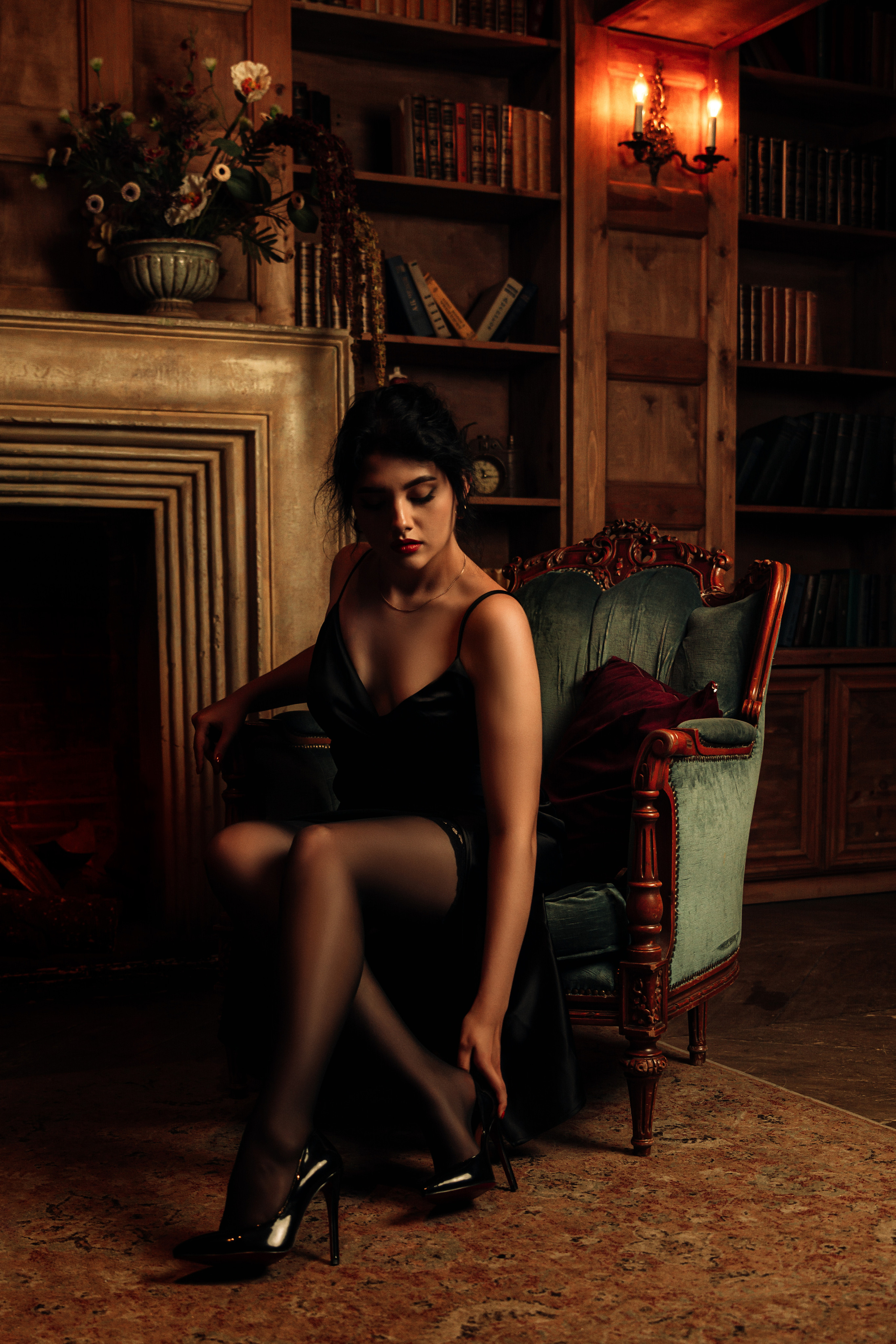 Символ стиля: вдохновленная творчеством Фабиана Переса, девушка в черном платье таинственно раскрывает свои контуры в полумраке