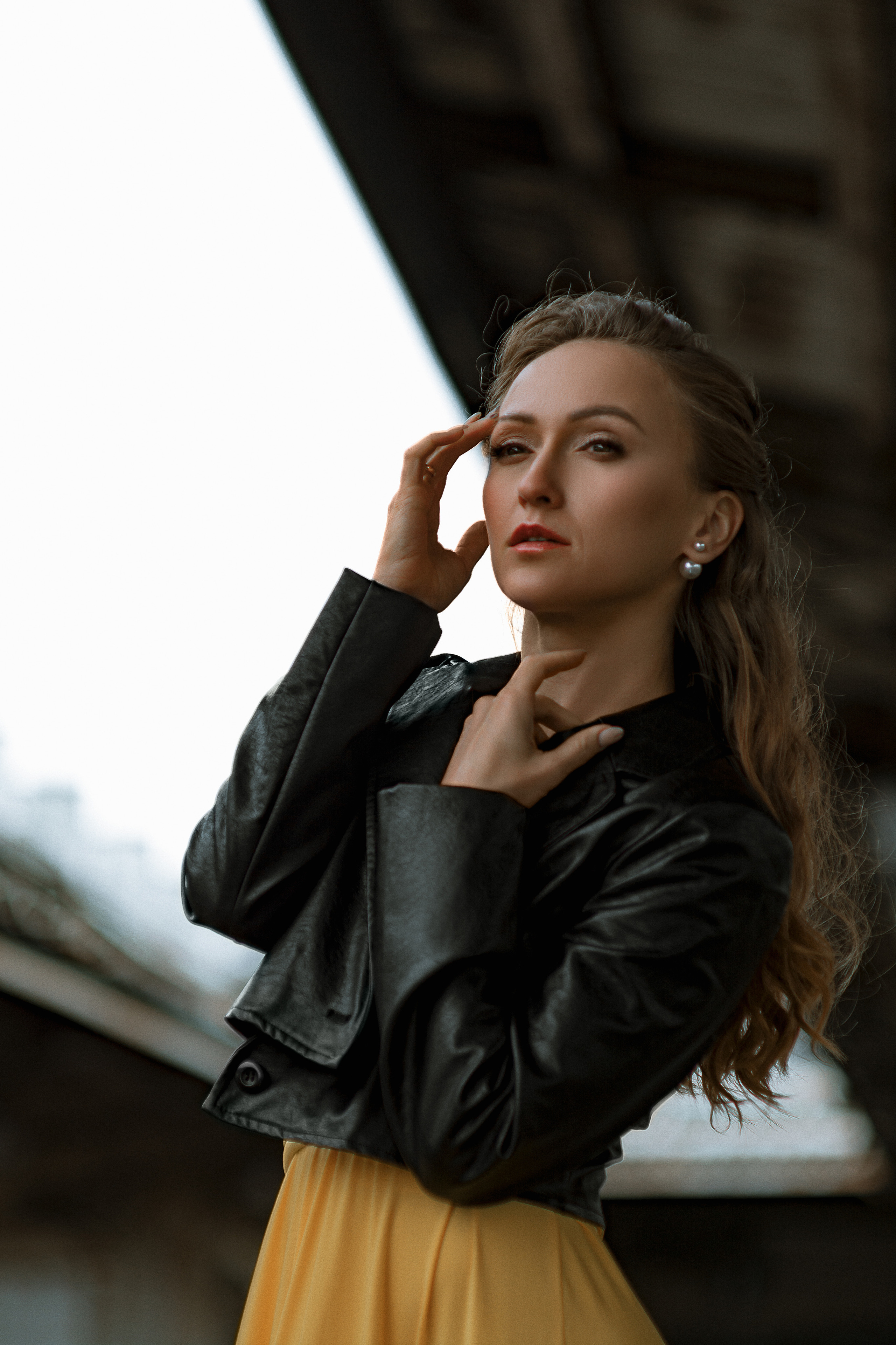 Портрет девушки в желтом платье на Витебском вокзале