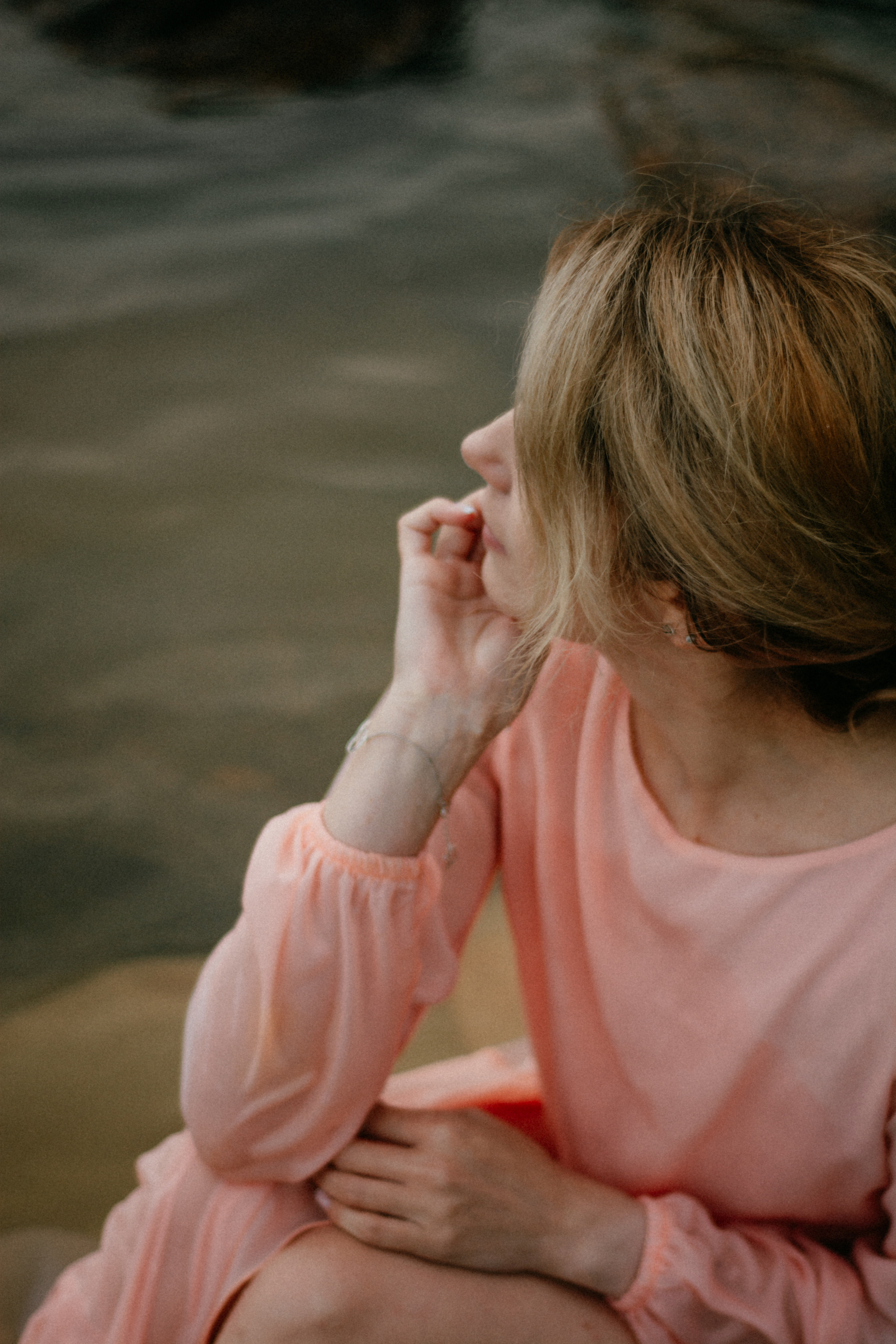 Фотография передает эмоцию свободы и спокойствия, когда девушка в платье наслаждается природой и ее элементами.