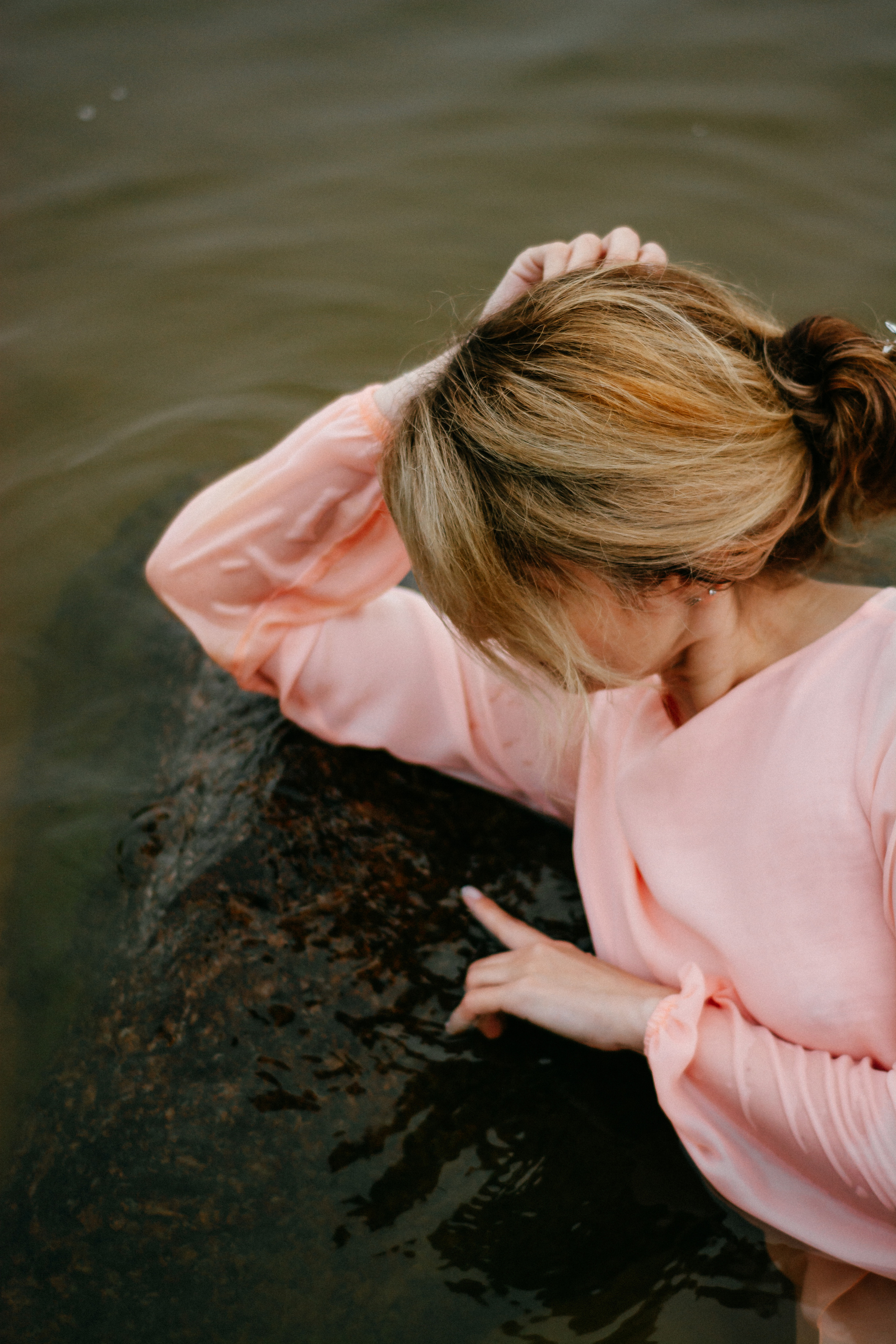Валя. Съёмка на Финском заливе в воде и с огнём. Портретный фотограф в Санкт-Петербурге Дмитриева Наталия