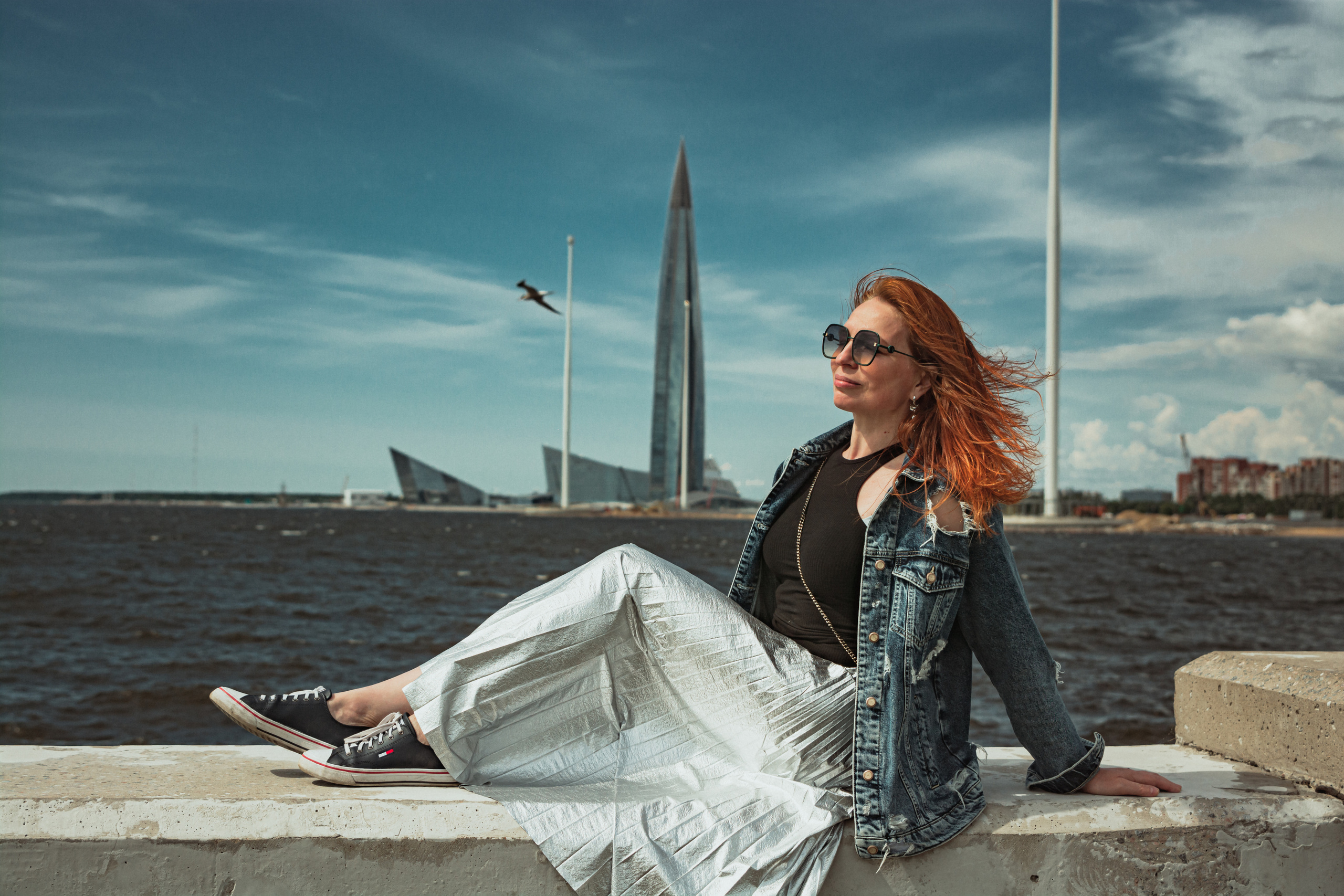 На набережной на фоне Лахта-центра