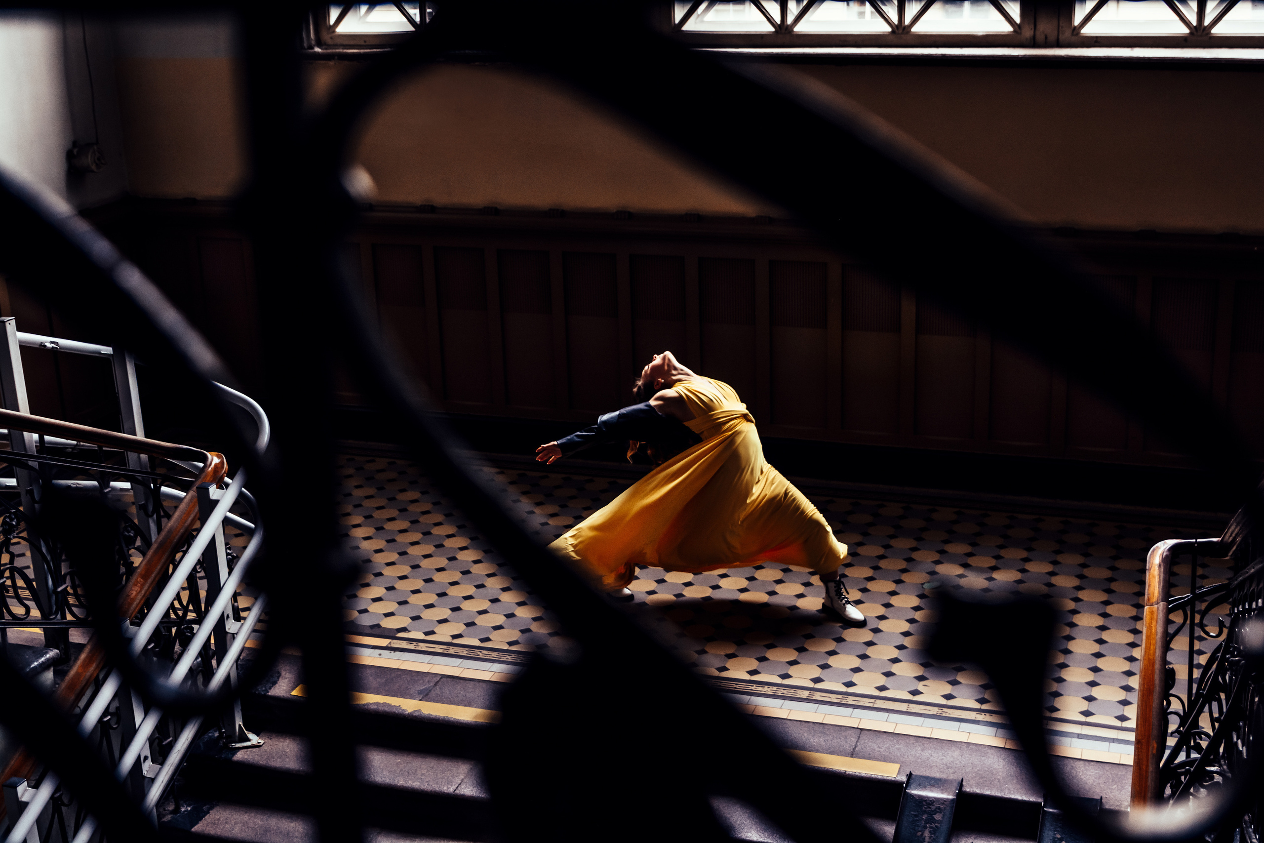 Воплощая огненную страсть в эффектном желтом платье, танцовщица на Витебском вокзале захватывает взгляды и сердца зрителей.