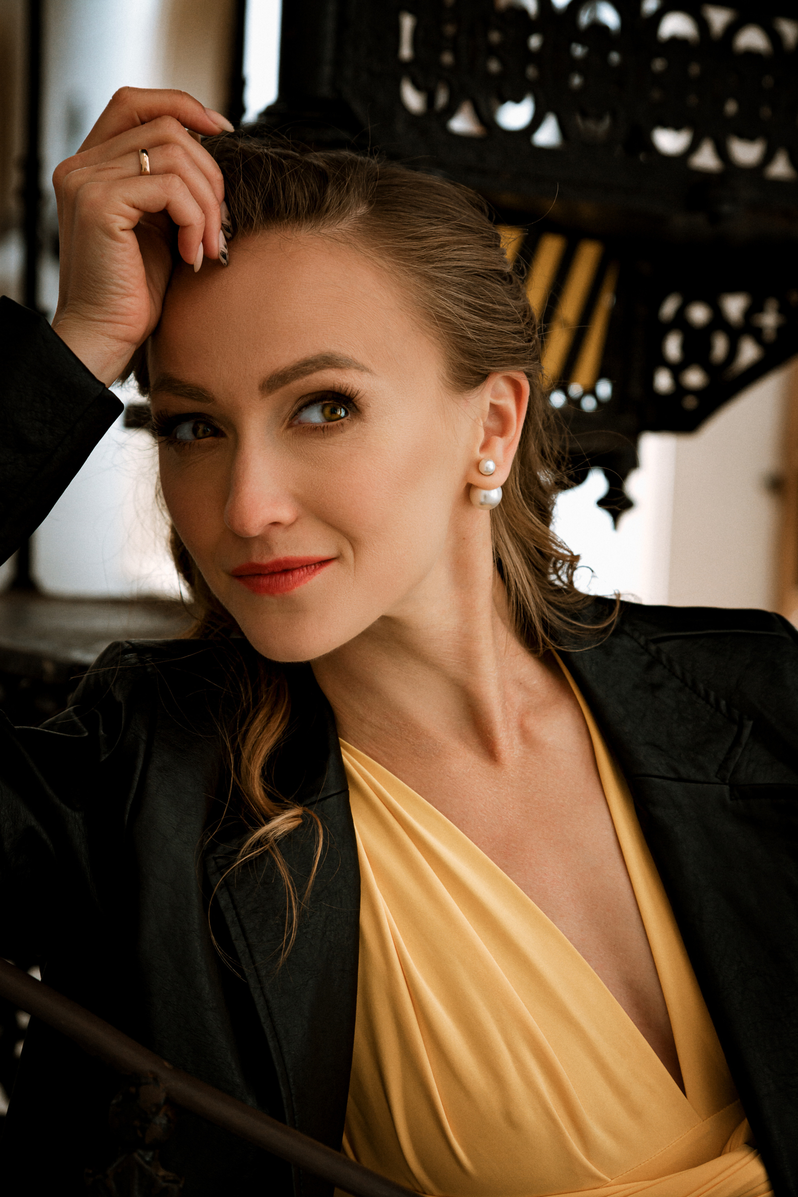 портрет девушки в желтом платье Витебский вокзал