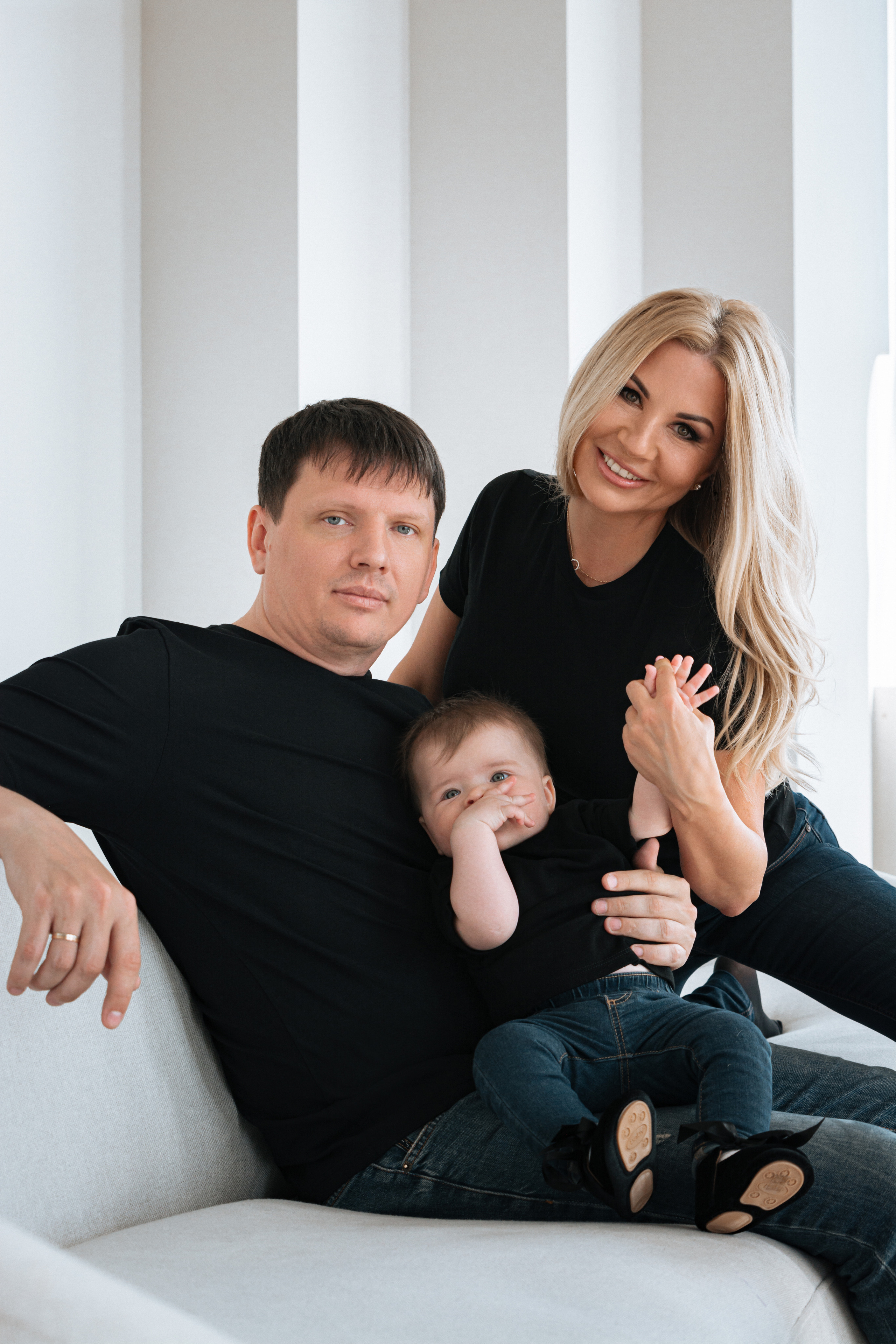 На этой фотографии запечатлены незабываемые моменты семейного счастья, где все улыбаются и наслаждаются прекрасным временем проведенным вместе.