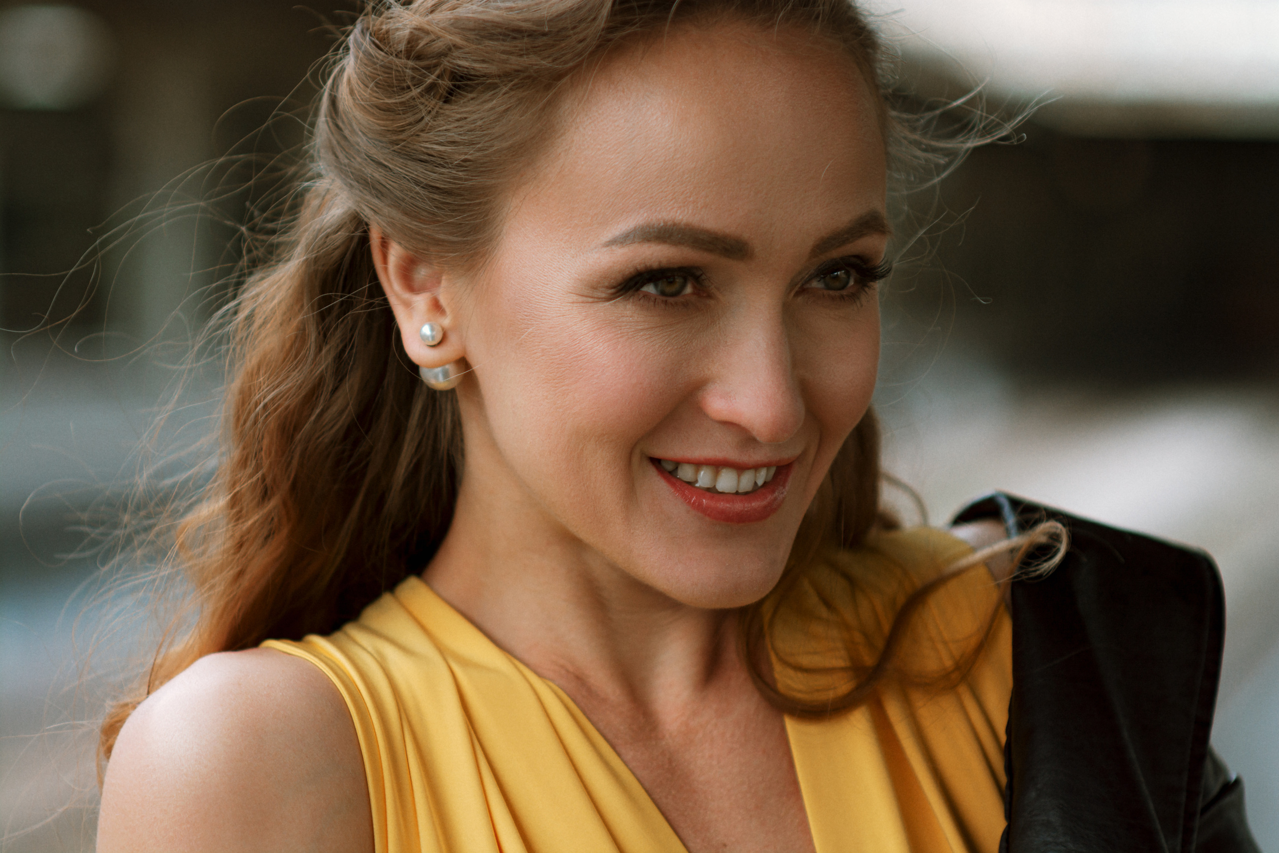 Портрет улыбающейся девушки в желтом платье на Витебском вокзале