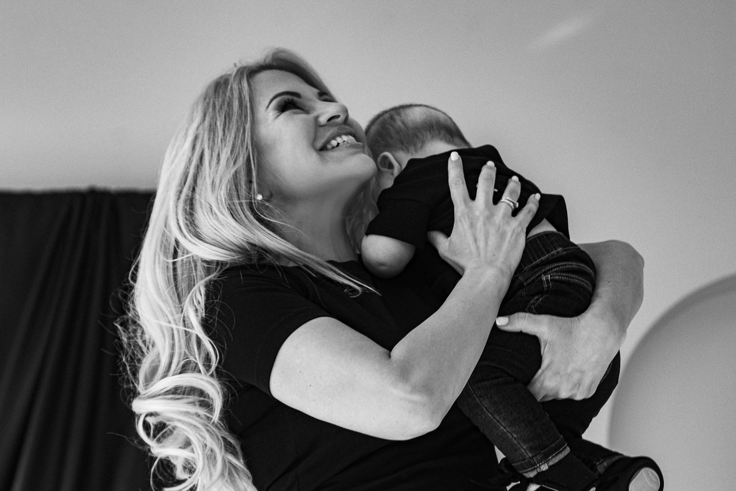 Минуты семейного счастья ощущаются через эту фотографию, где каждый момент наполнен смехом, теплотой и сближением.