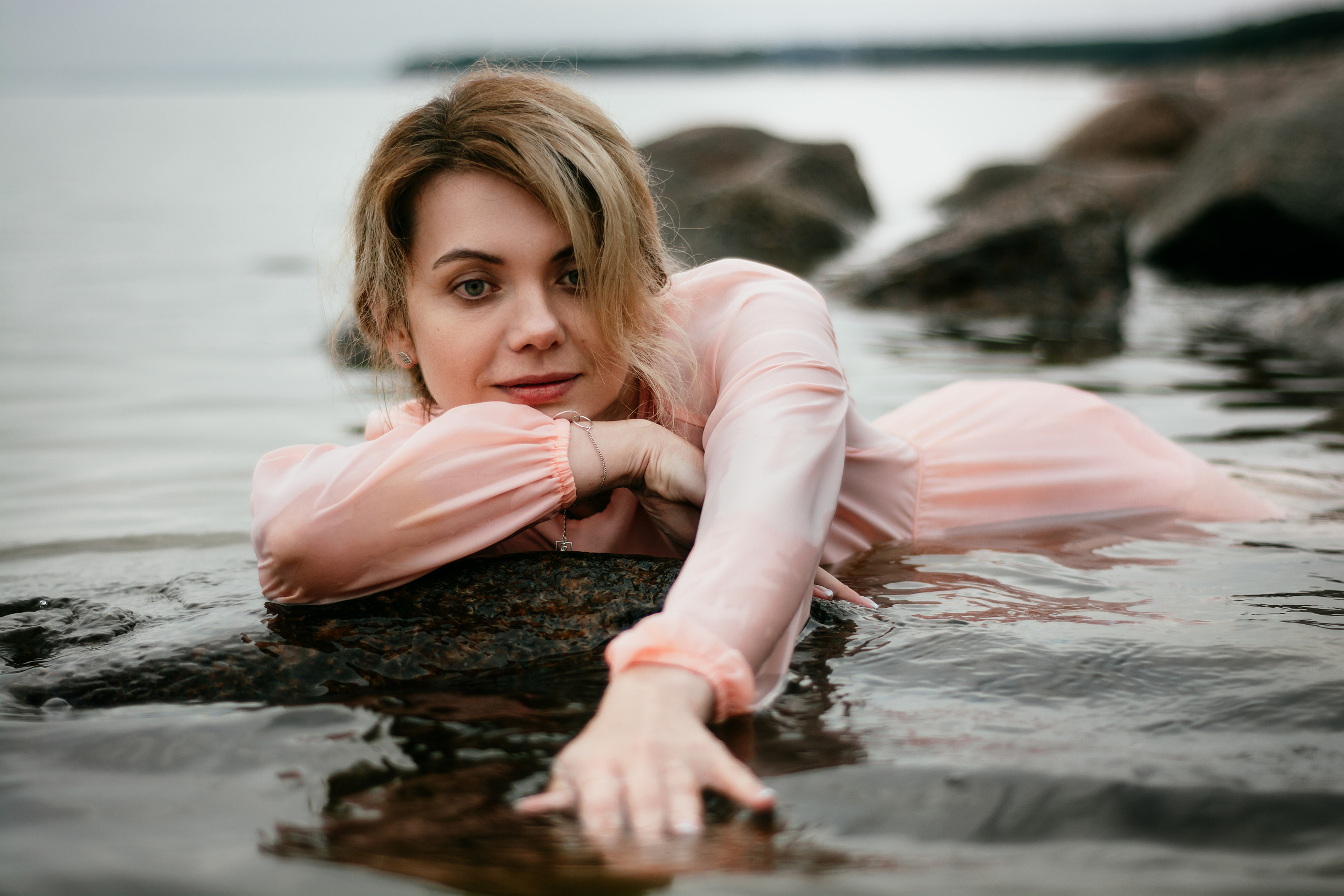 нежный образ девушки в розовом платье раскрывается в этой уникальной комбинации с водой и камнями.