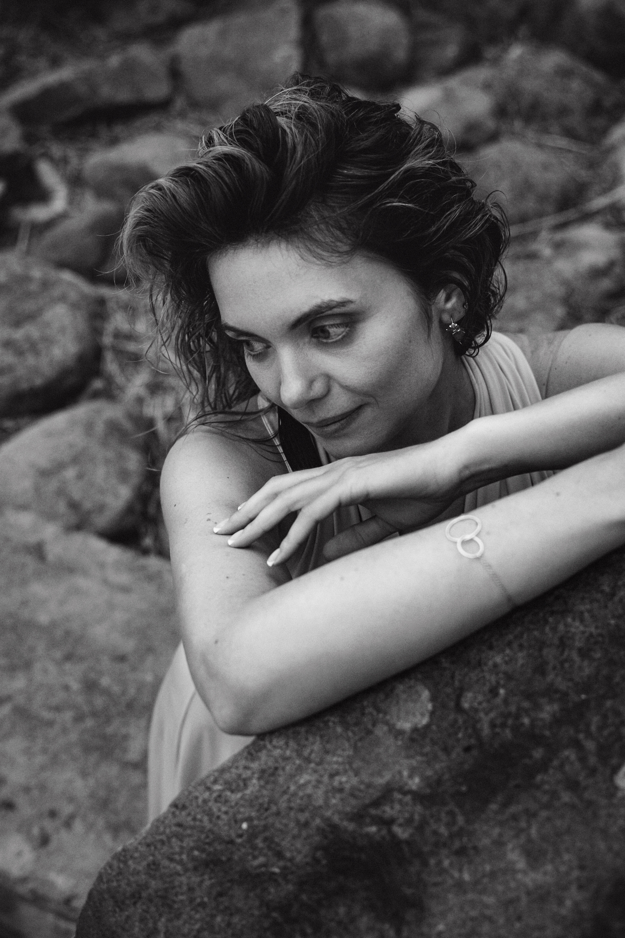 Валя. Съёмка на Финском заливе в воде и с огнём. Портретный фотограф в Санкт-Петербурге Дмитриева Наталия