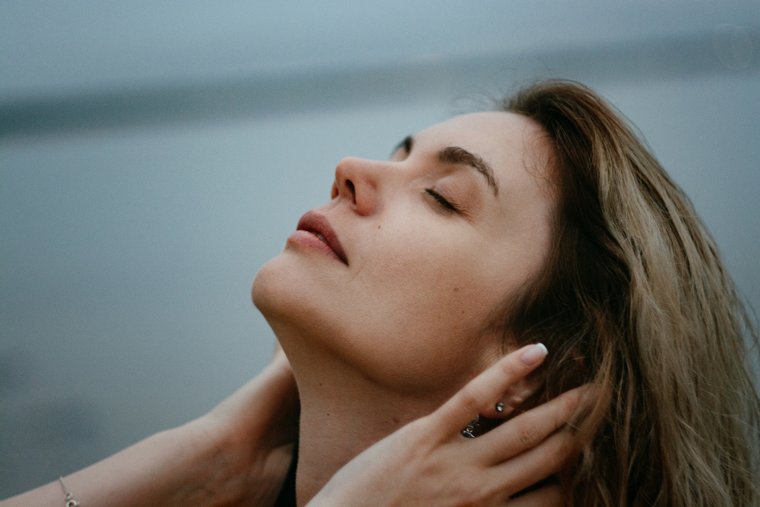 Портрет прекрасной девушки в желтом платье, на фоне заката, подчеркивает ее очарование и естественную привлекательность.