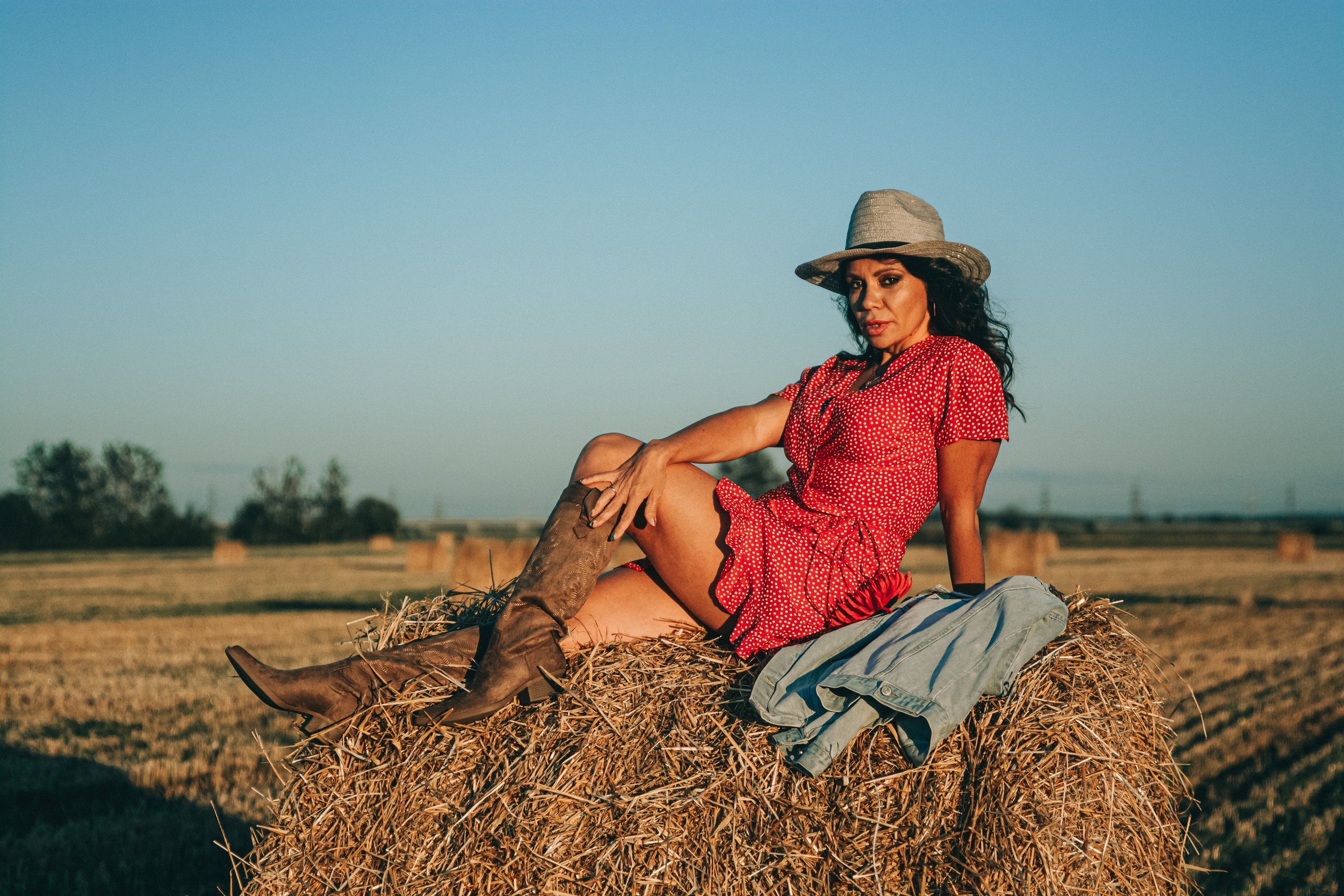 Светлана. Фотосессия со стогами. Портретный фотограф в Санкт-Петербурге Дмитриева Наталия