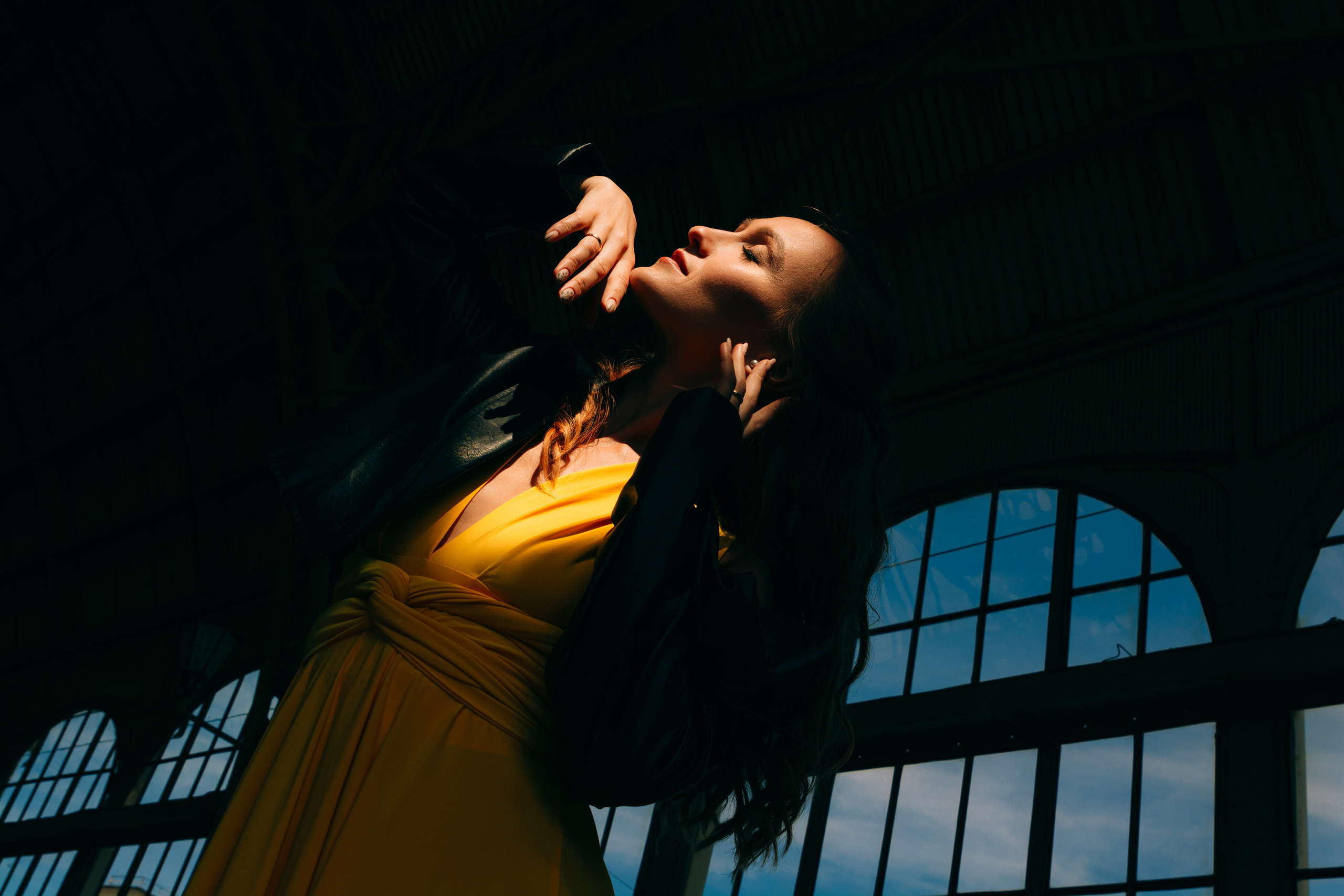 Артистичная девушка, грациозно танцующая в желтом платье на Витебском вокзале.