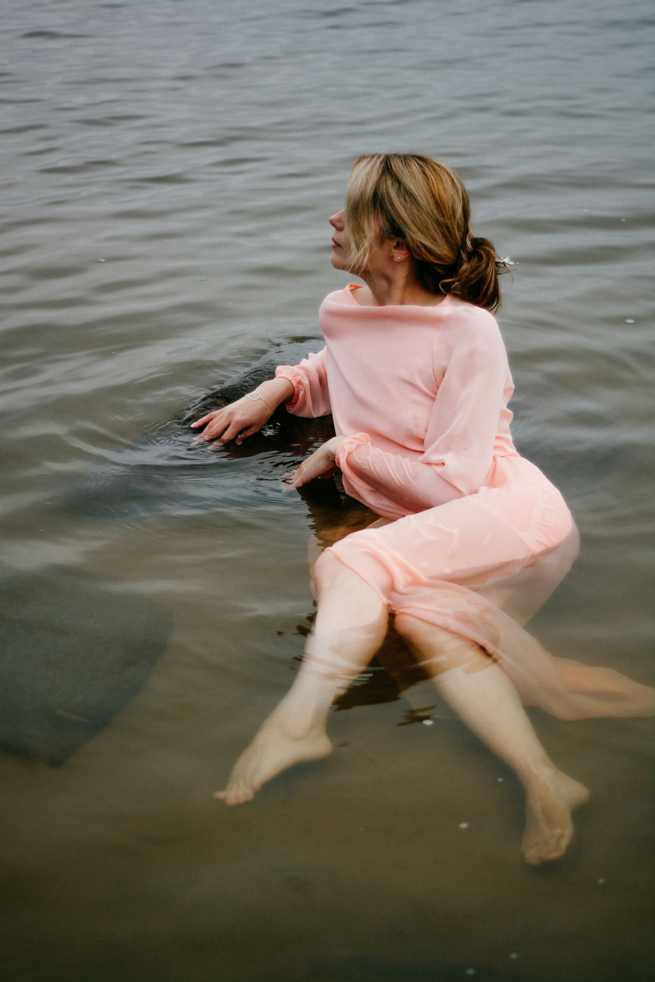 Валя. Съёмка на Финском заливе в воде и с огнём. Портретный фотограф в Санкт-Петербурге Дмитриева Наталия