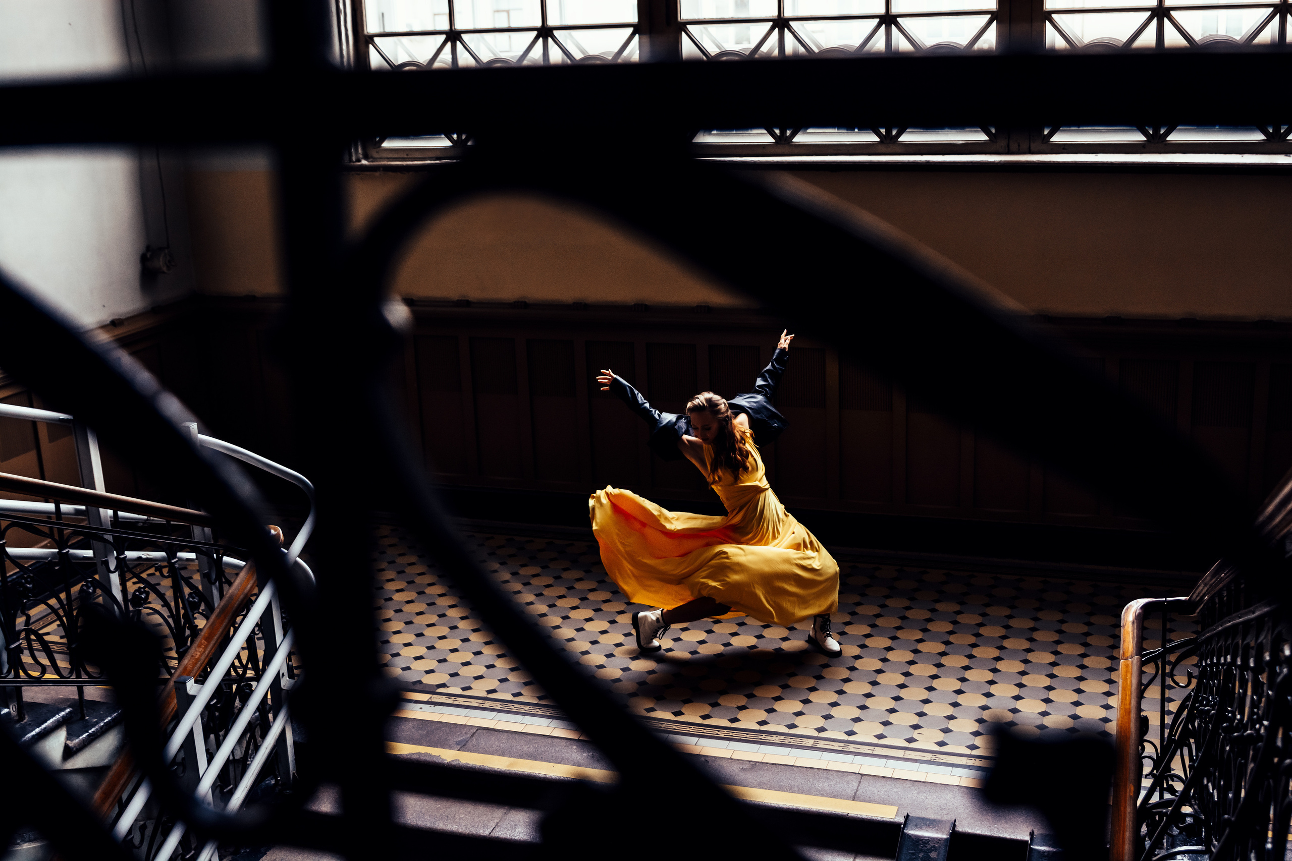 Воплощая огненную страсть в эффектном желтом платье, танцовщица на Витебском вокзале захватывает взгляды и сердца зрителей.