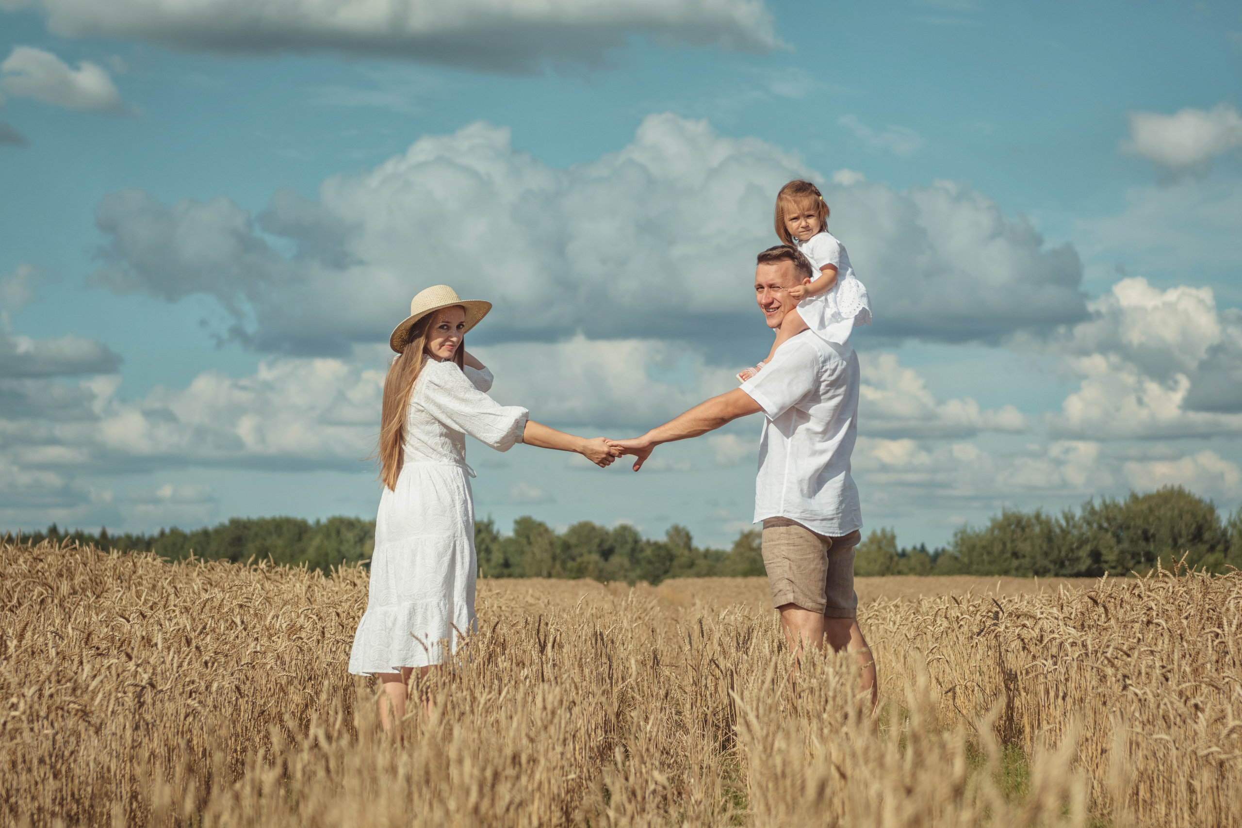 Анна и Александр. Семейная фотосессия в поле. Портретный фотограф в Санкт-Петербурге Дмитриева Наталия
