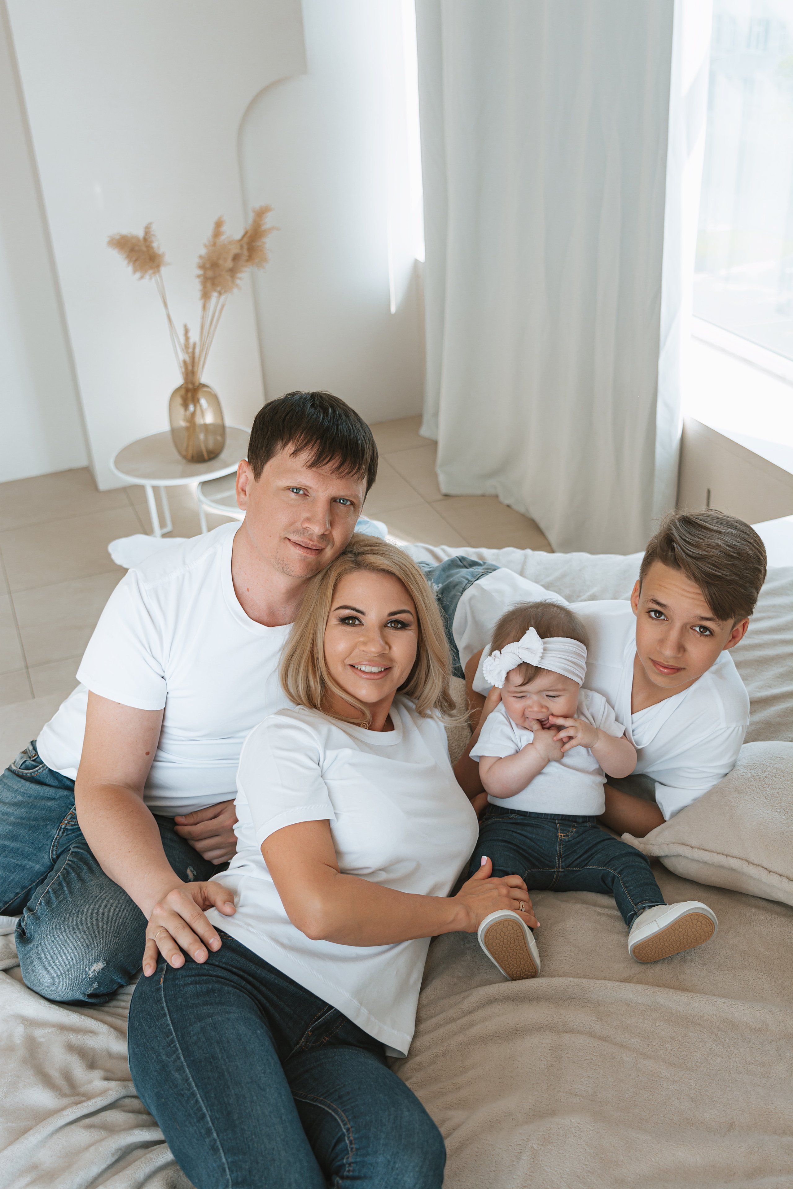 На этой фотографии запечатлены чудесные моменты семейного счастья - любовь, нежность и единство.