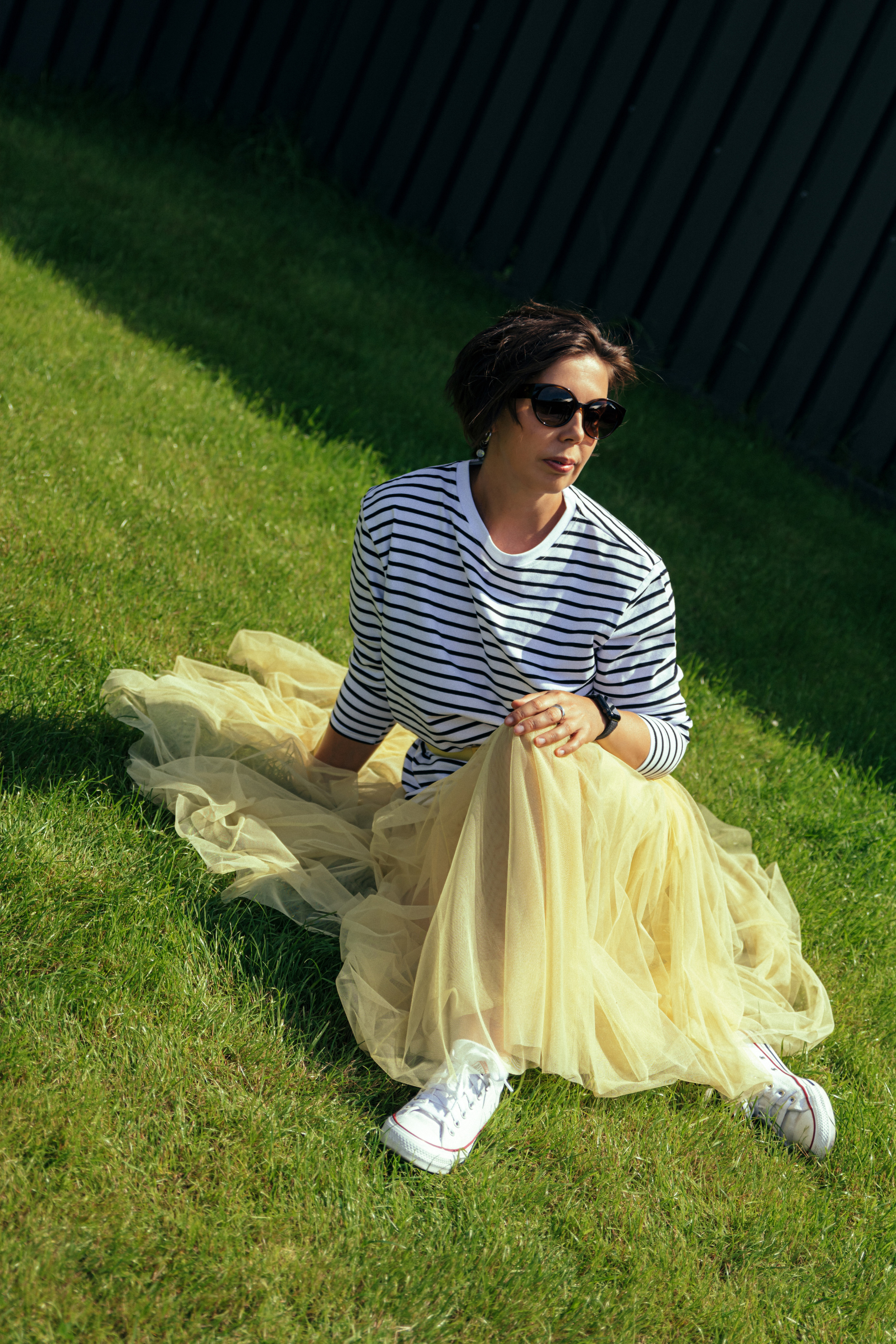 Модная девушка в жёлтой юбке и тельняшке наслаждается прогулкой по Петербургу, Новая Голландия.