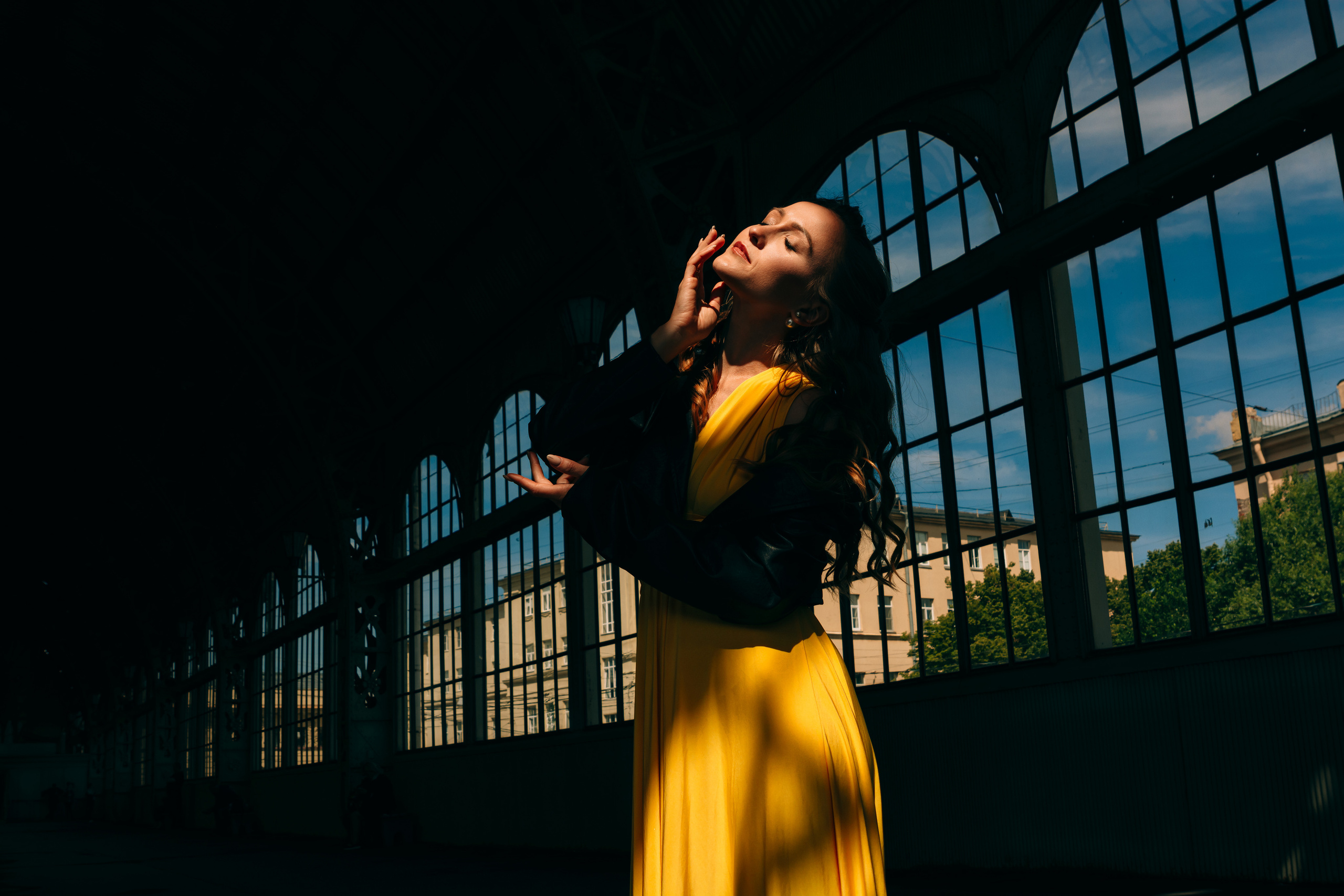 Артистичная девушка, грациозно танцующая в желтом платье на Витебском вокзале.