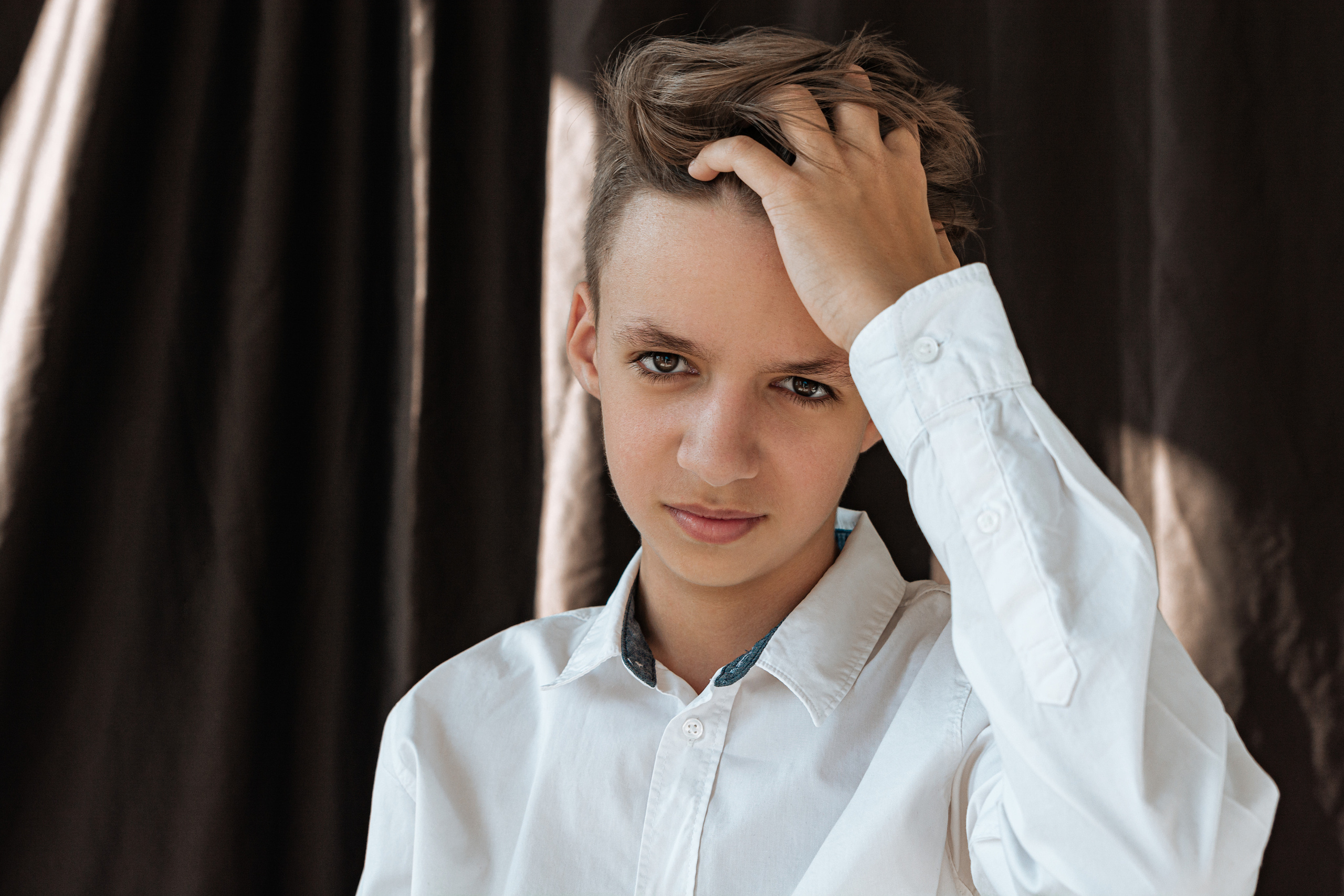 Старший брат, воплощение стильности и элегантности, на фотографии олицетворяет красоту юности и молодости.