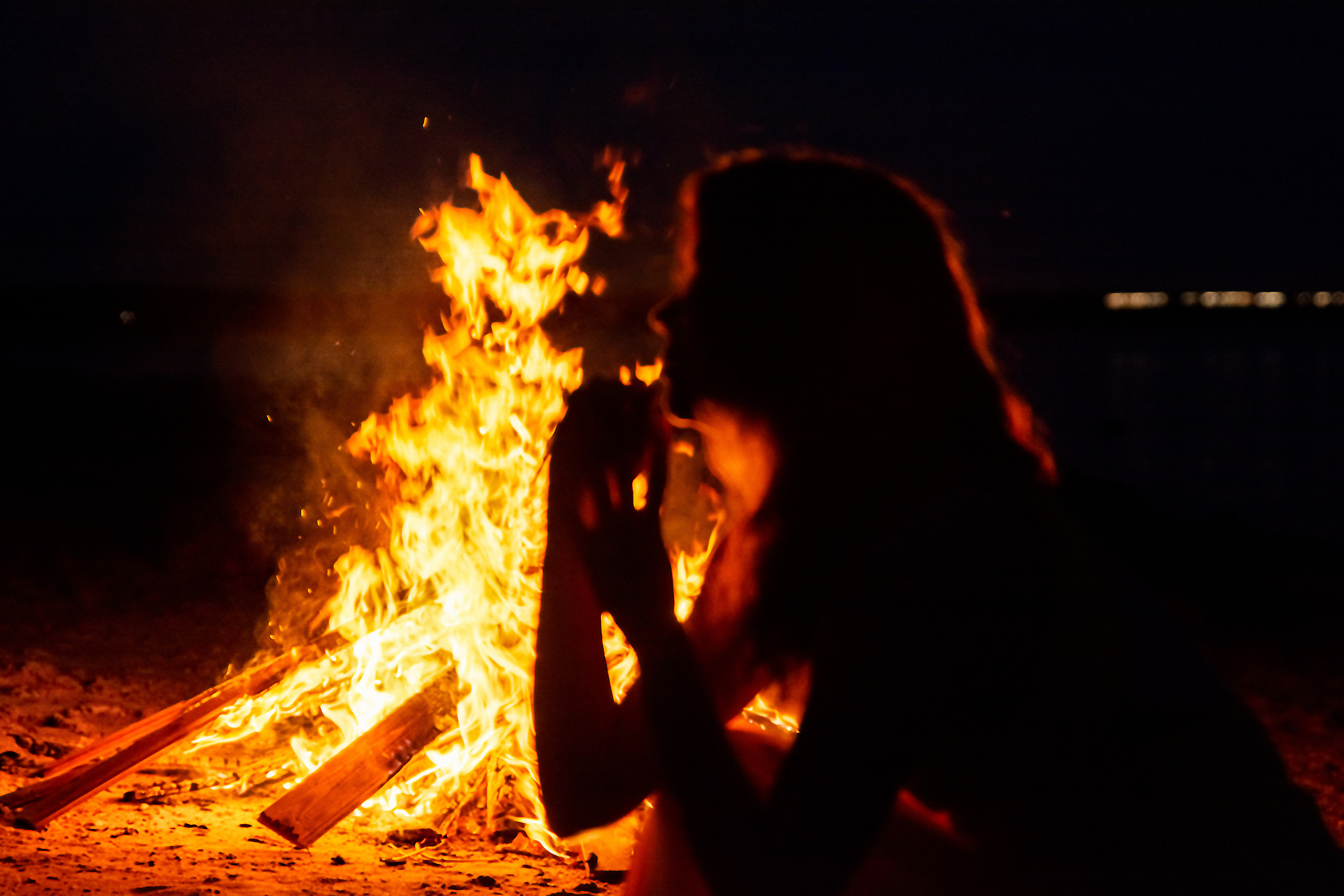 Валя. Съёмка на Финском заливе в воде и с огнём. Портретный фотограф в Санкт-Петербурге Дмитриева Наталия