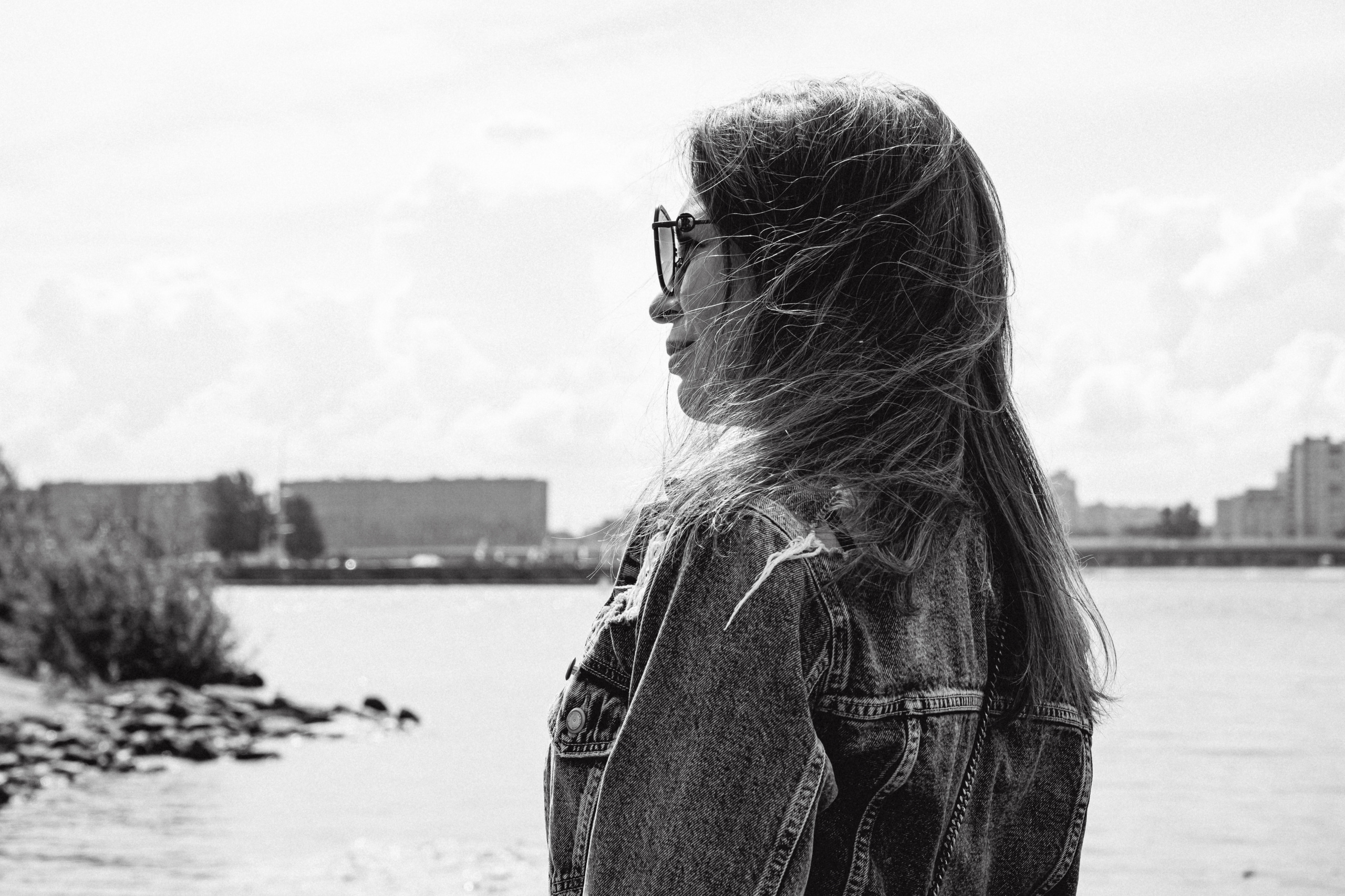 девушка со спины на берегу чб