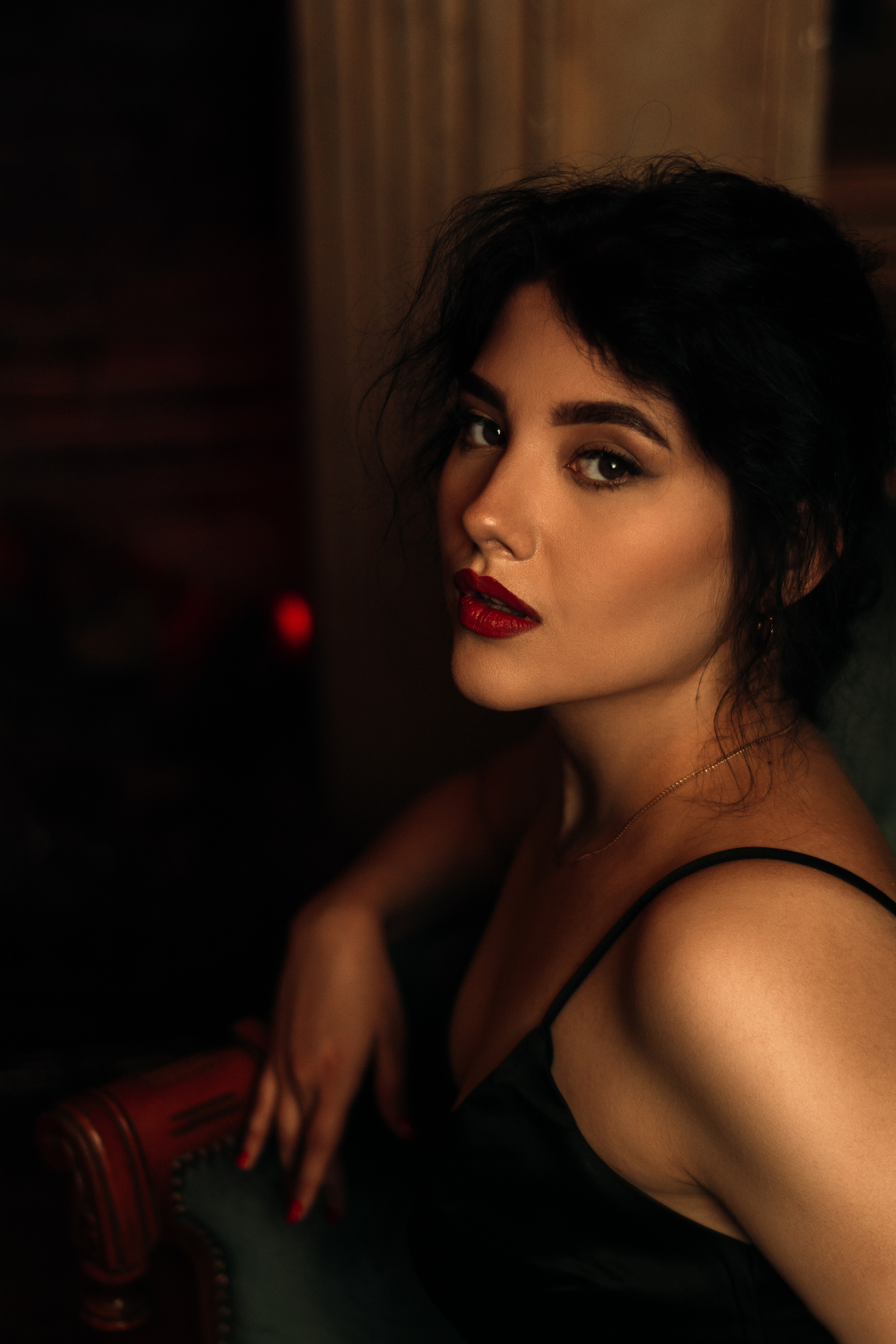 Эстетика тайны: вдохновленная произведениями Фабиана Переса, девушка в черном платье создает загадочную ауру в полумракеЗавораживающий образ: вдохновленная творчеством Фабиана Переса, девушка в черном платье олицетворяет элегантность и загадочность в полумраке