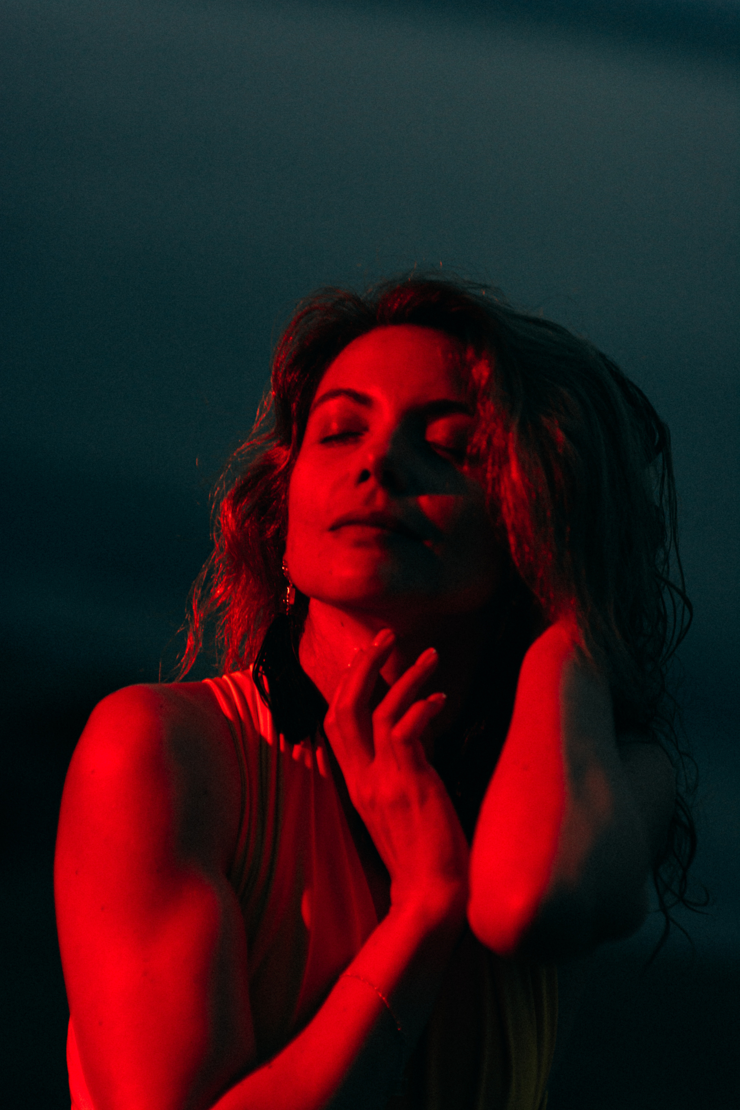 Валя. Съёмка на Финском заливе в воде и с огнём. Портретный фотограф в Санкт-Петербурге Дмитриева Наталия