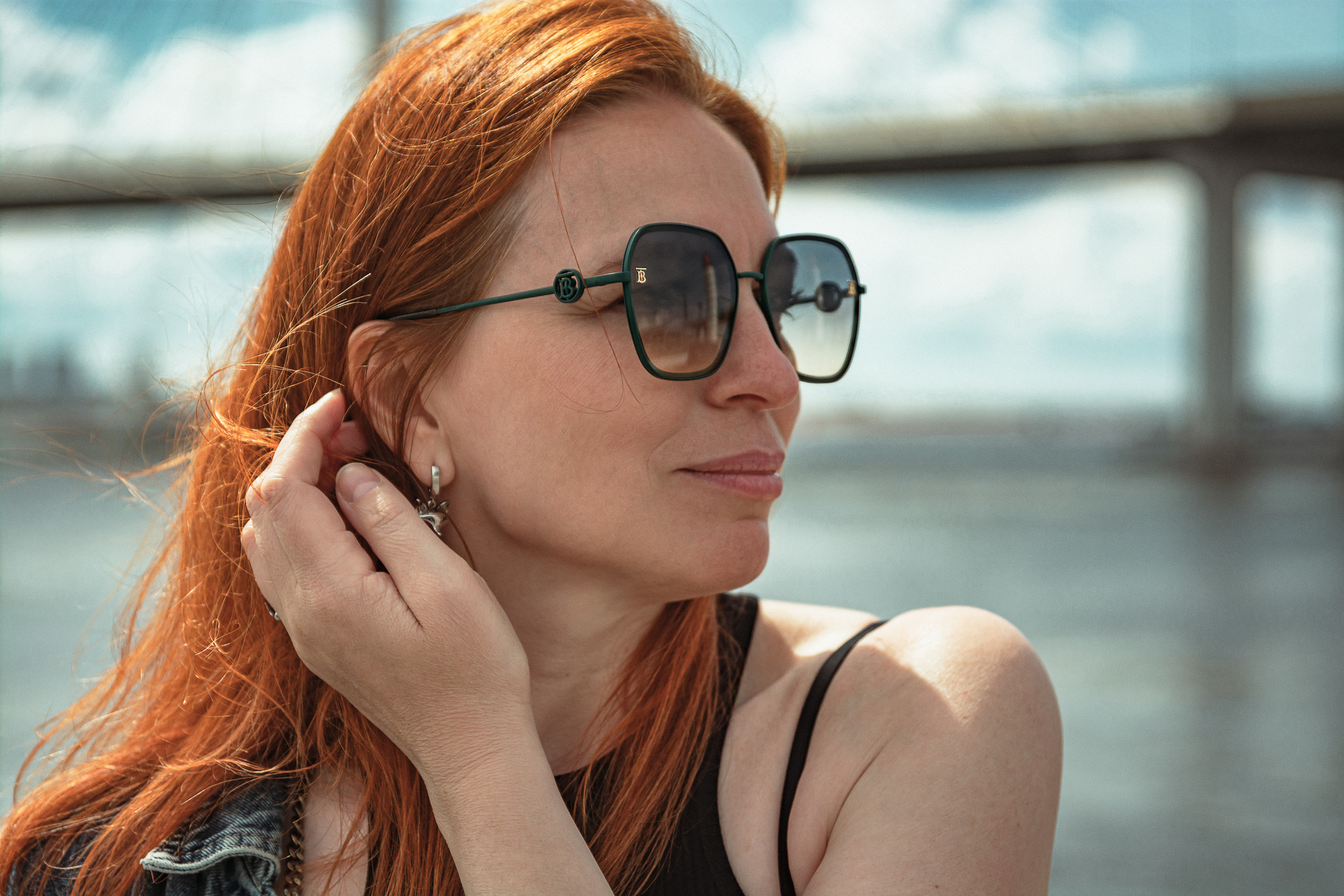 Рыжеволосая девушка на фоне мост