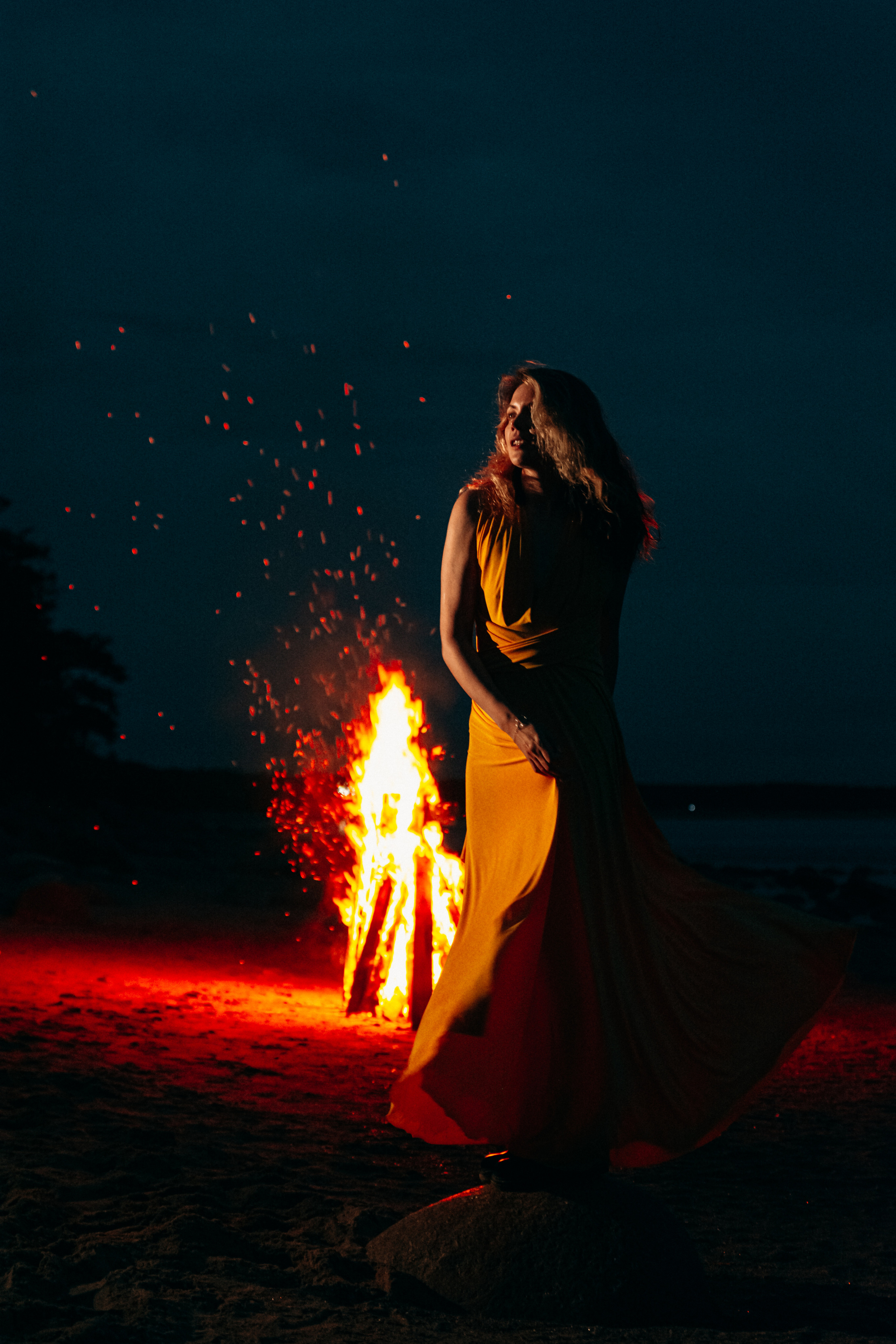 Валя. Съёмка на Финском заливе в воде и с огнём. Портретный фотограф в Санкт-Петербурге Дмитриева Наталия