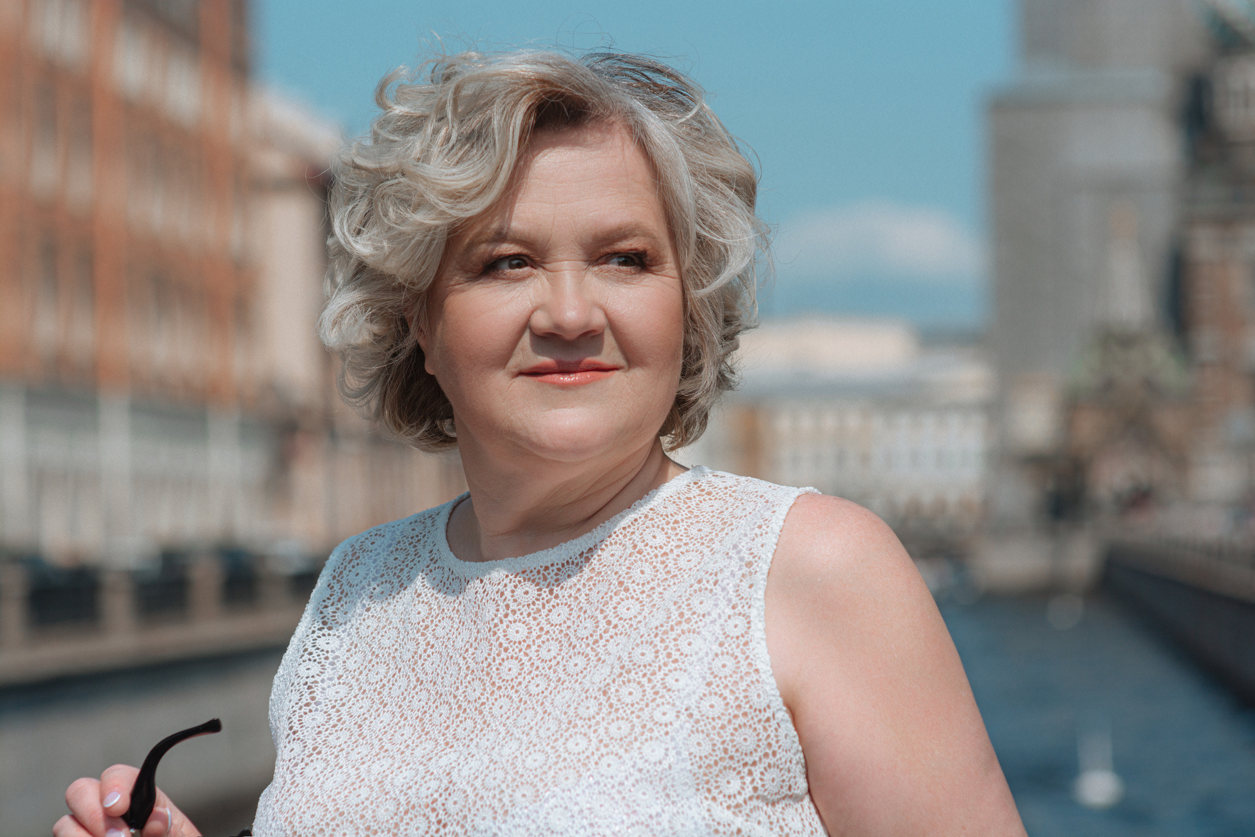  Портрет достойной и элегантной женщины 60 лет, прогуливающейся по Санкт-Петербургу и наслаждающейся духом города.