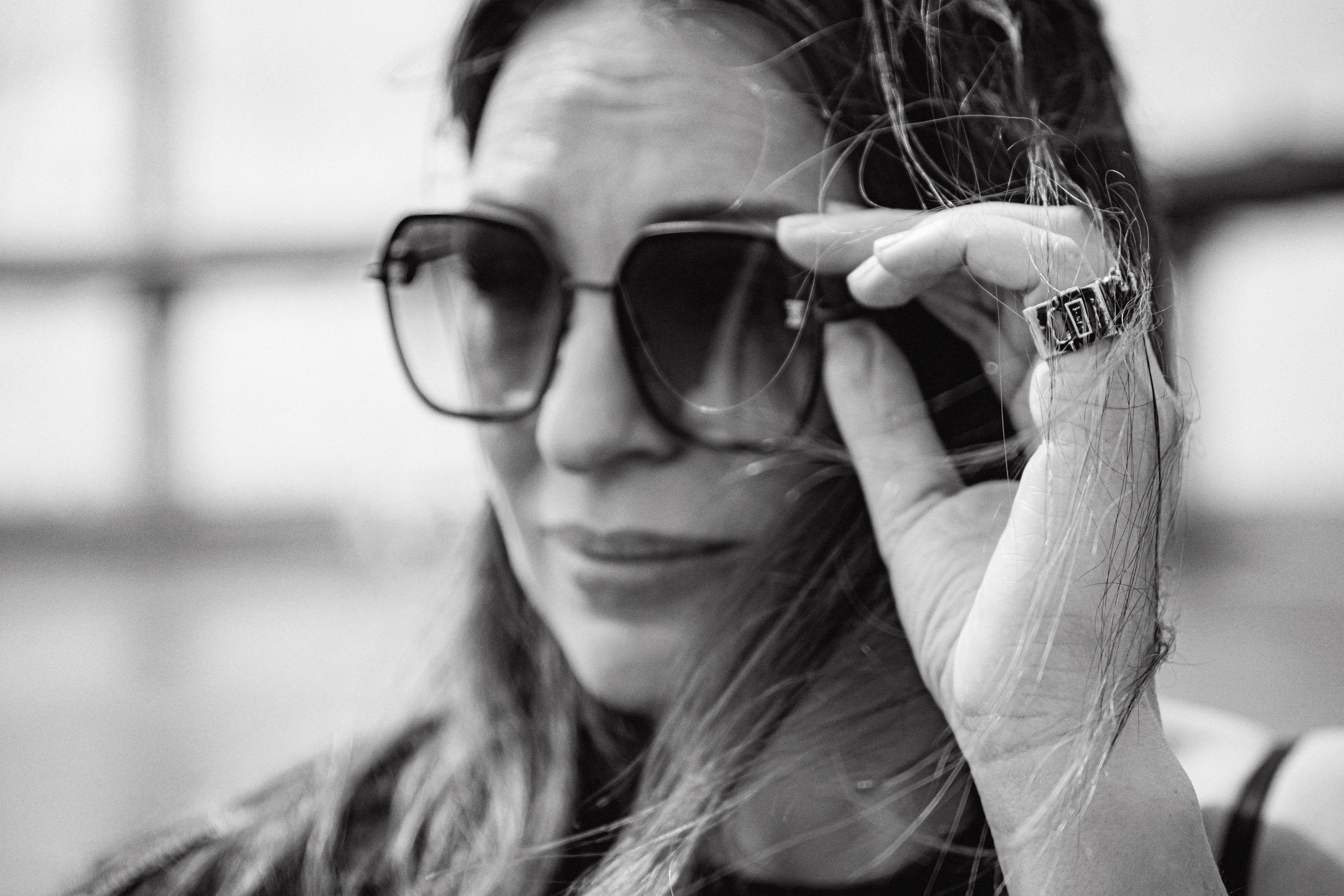 Портрет девушки в очках чб