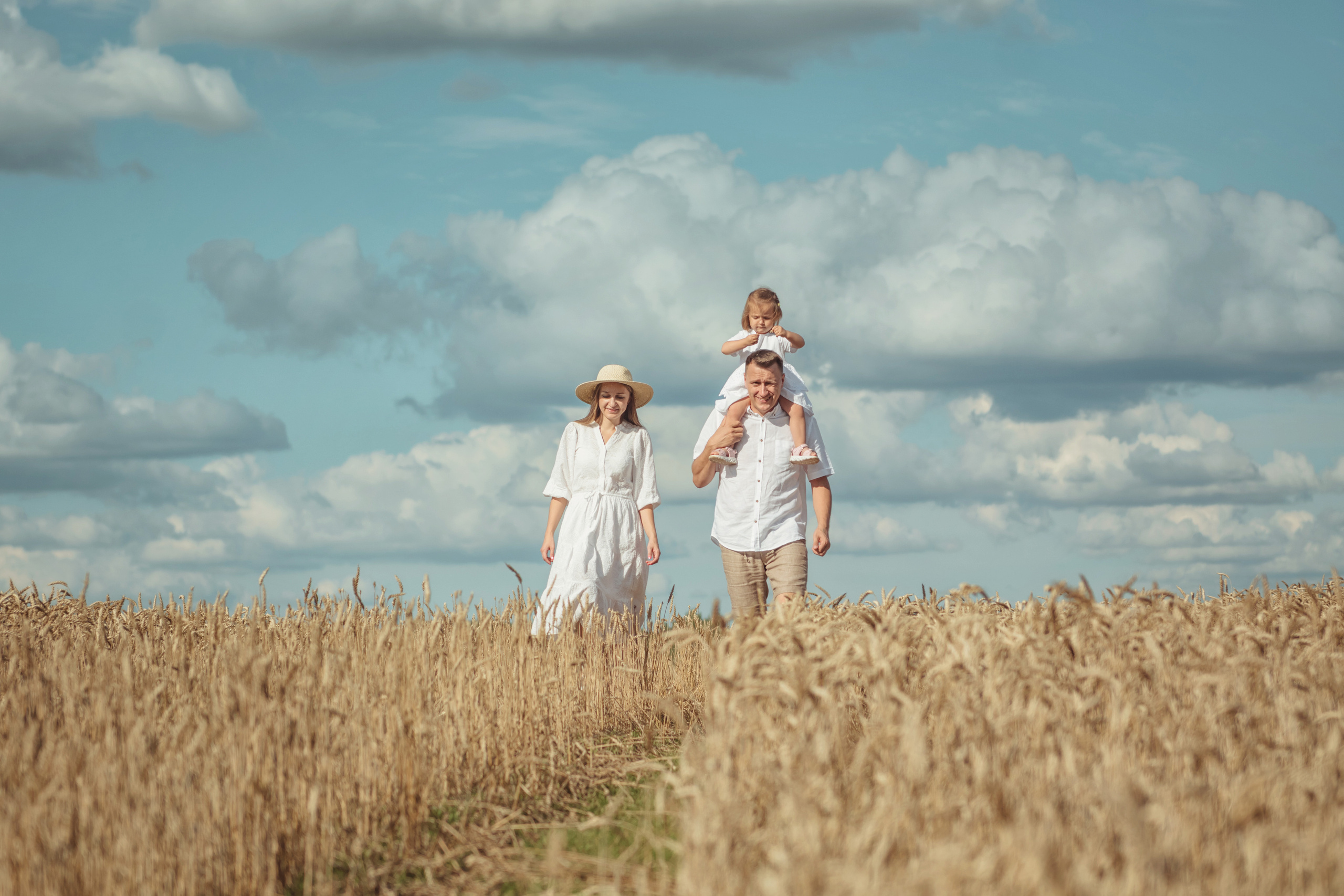 Анна и Александр. Семейная фотосессия в поле. Портретный фотограф в Санкт-Петербурге Дмитриева Наталия