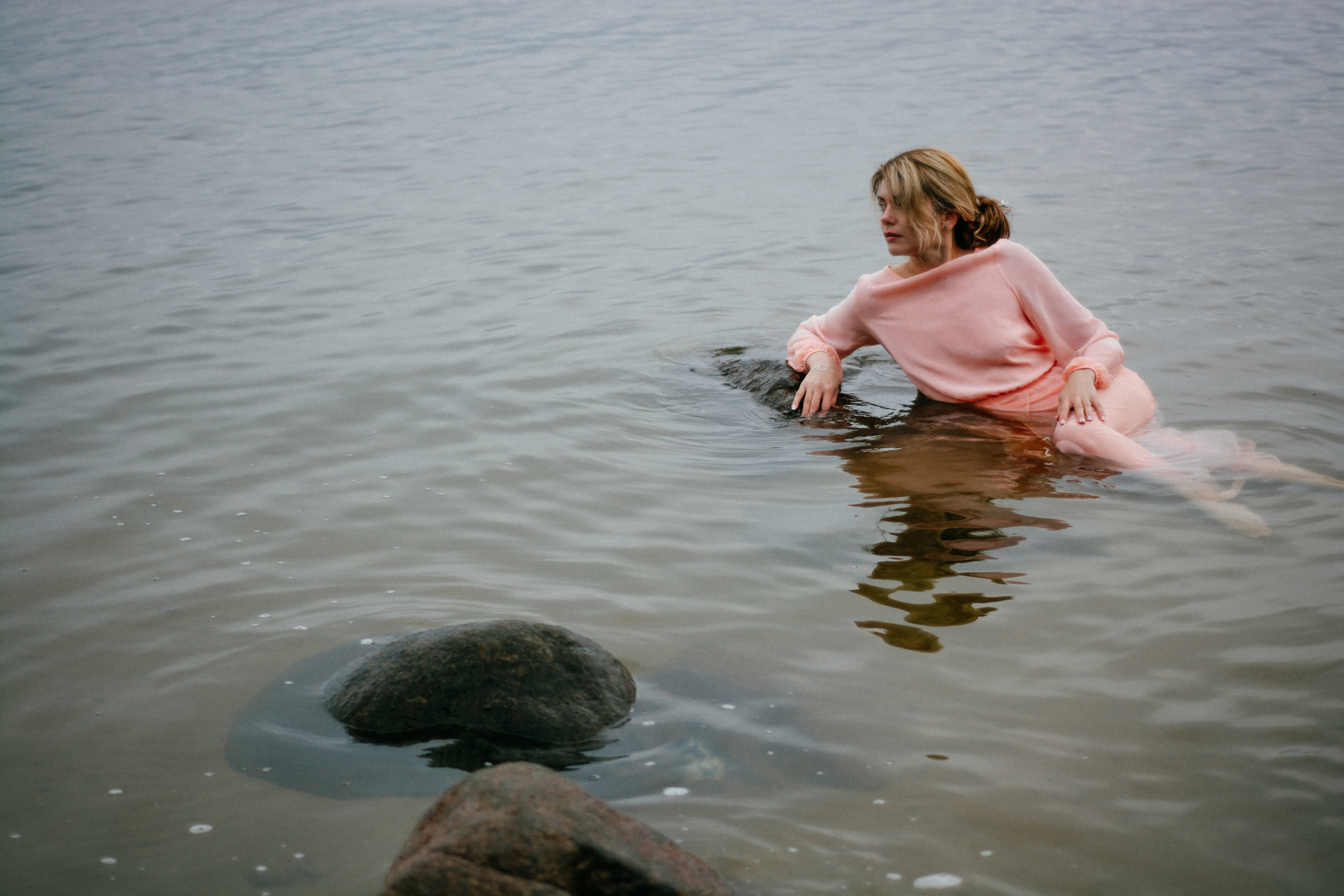 Валя. Съёмка на Финском заливе в воде и с огнём. Портретный фотограф в Санкт-Петербурге Дмитриева Наталия