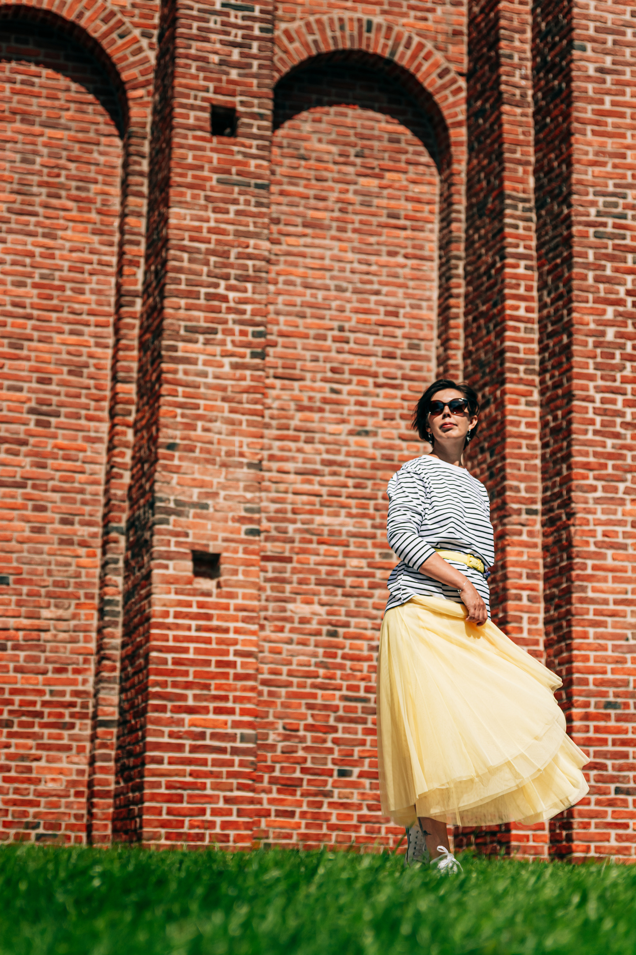 Сочетая яркость и легкость, девушка в жёлтой юбке и тельняшке прогуливается по Петербургу, погружаясь в атмосферу Новой Голландии.