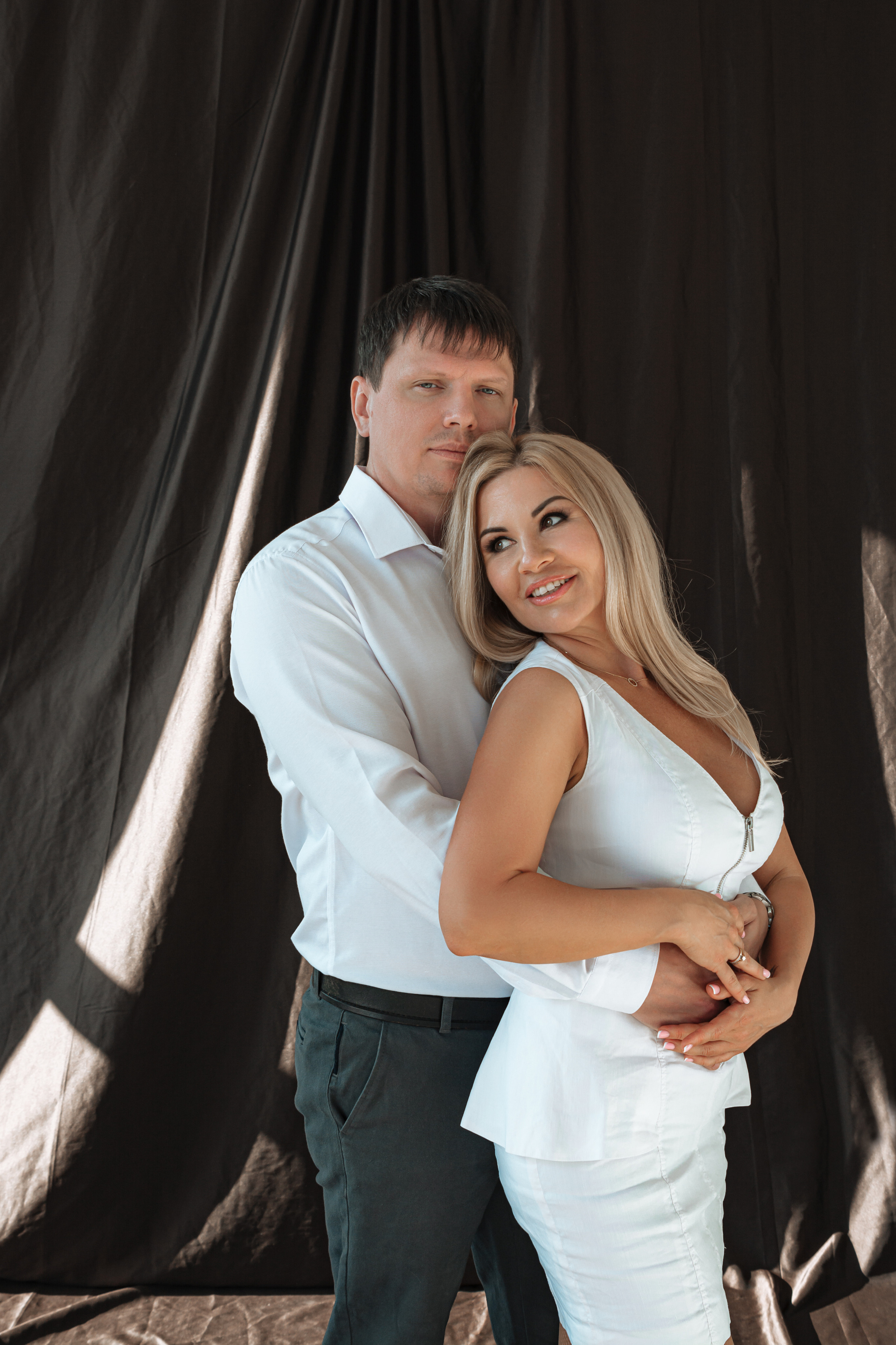 На этой фотографии - изящные и привлекательные родители, их красота отражает не только внешнюю привлекательность, но и глубину их душевных качеств.