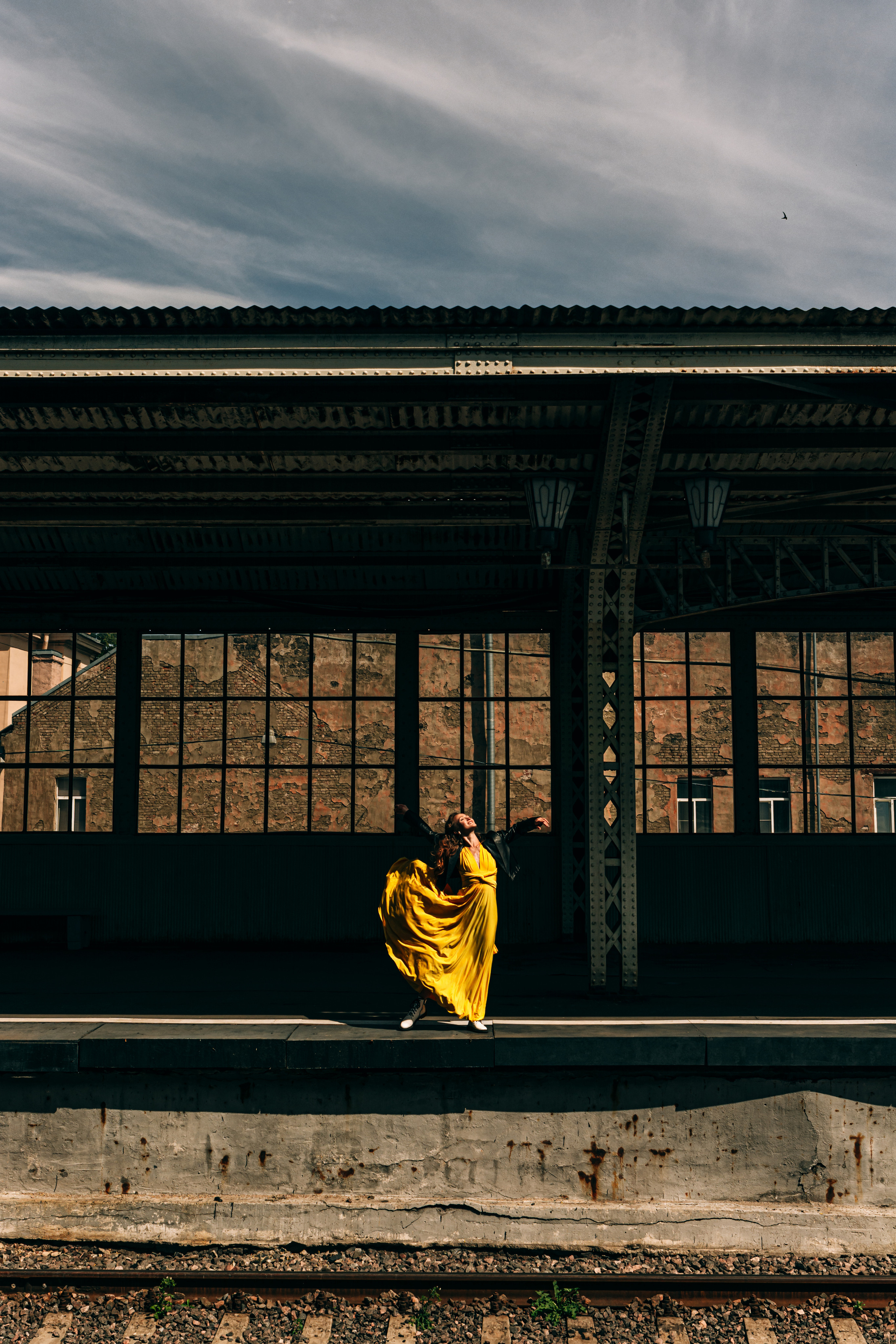 Яркое экстравагантное желтое платье подчеркивает элегантность танца на Витебском вокзале.