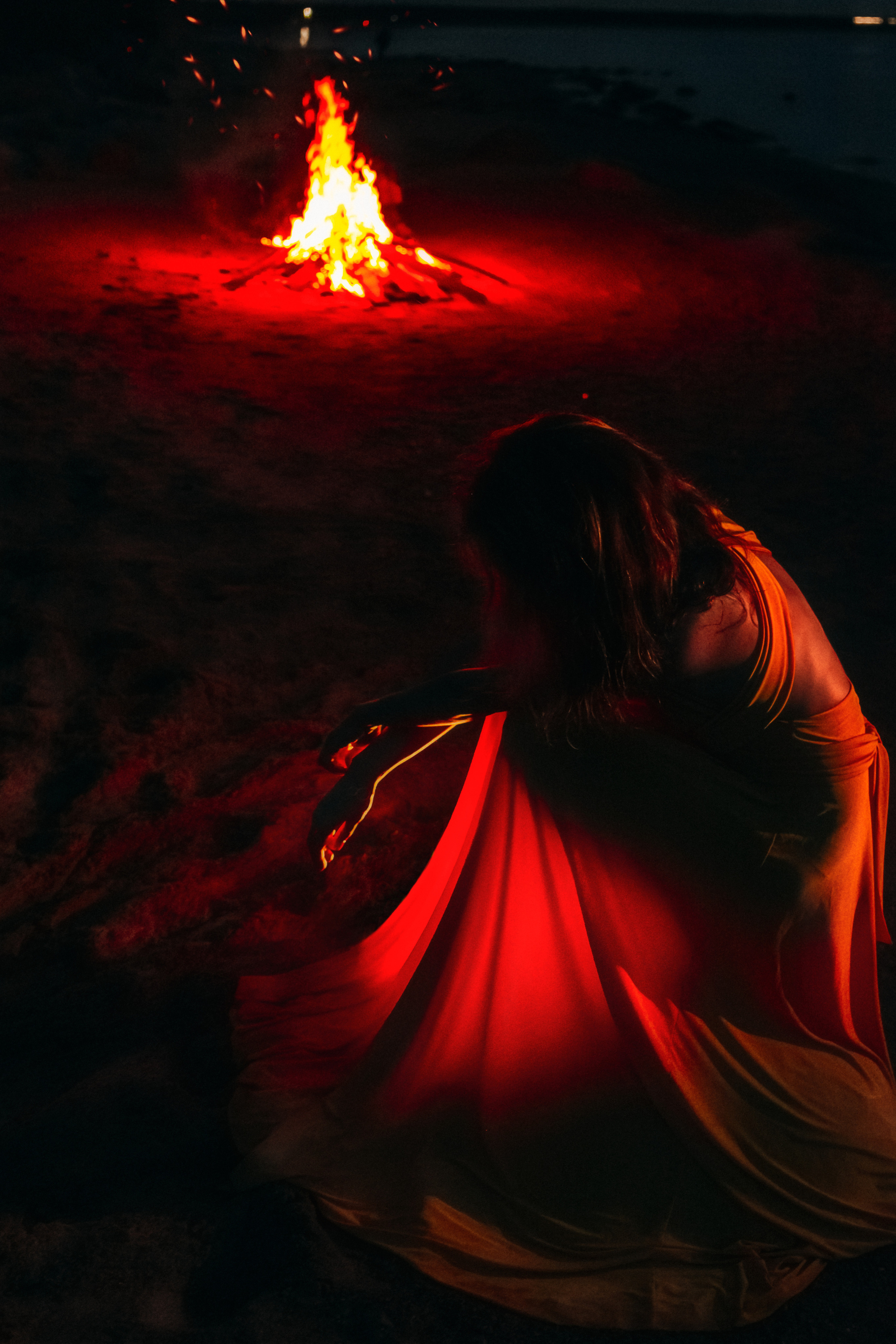 Валя. Съёмка на Финском заливе в воде и с огнём. Портретный фотограф в Санкт-Петербурге Дмитриева Наталия