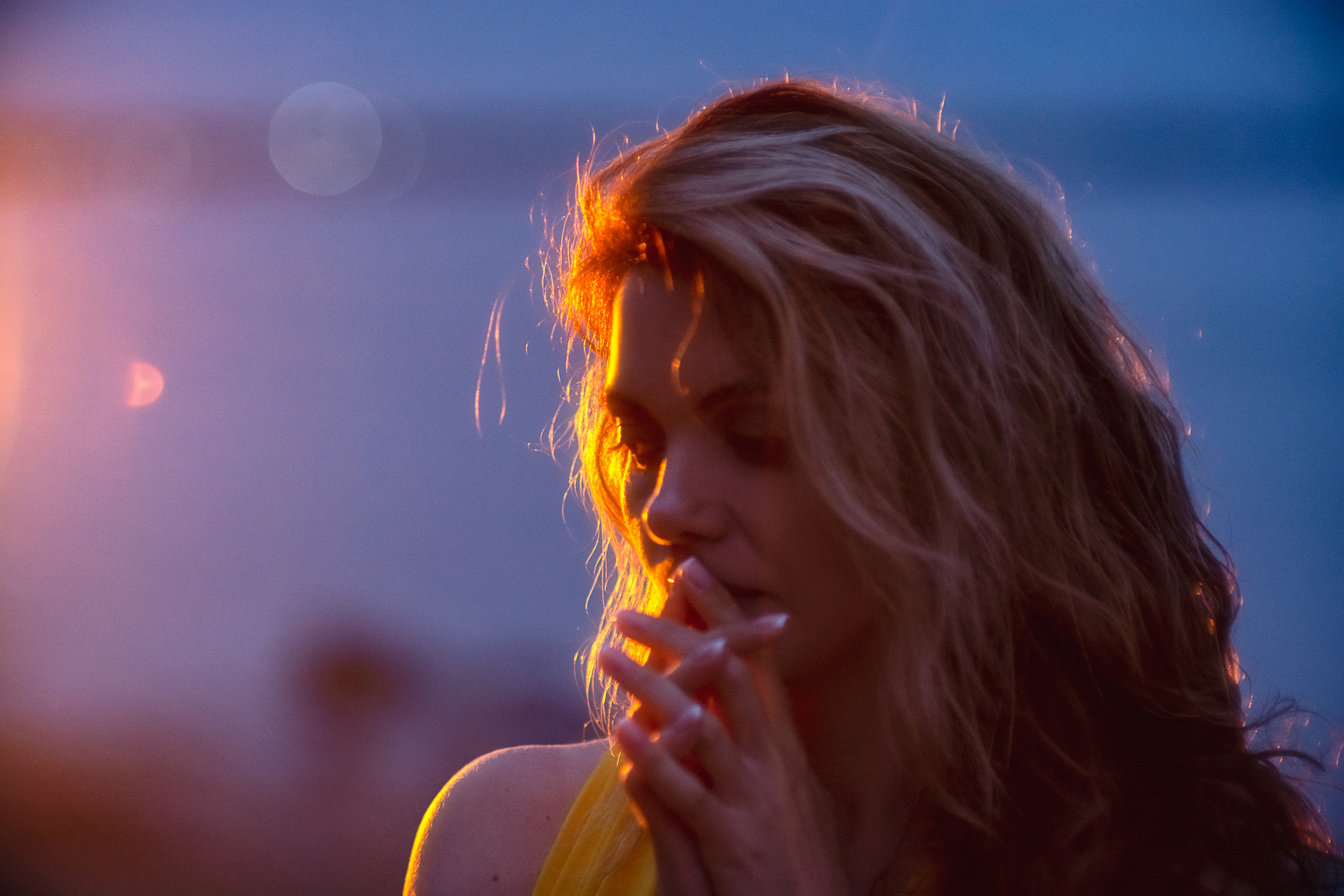 Валя. Съёмка на Финском заливе в воде и с огнём. Портретный фотограф в Санкт-Петербурге Дмитриева Наталия