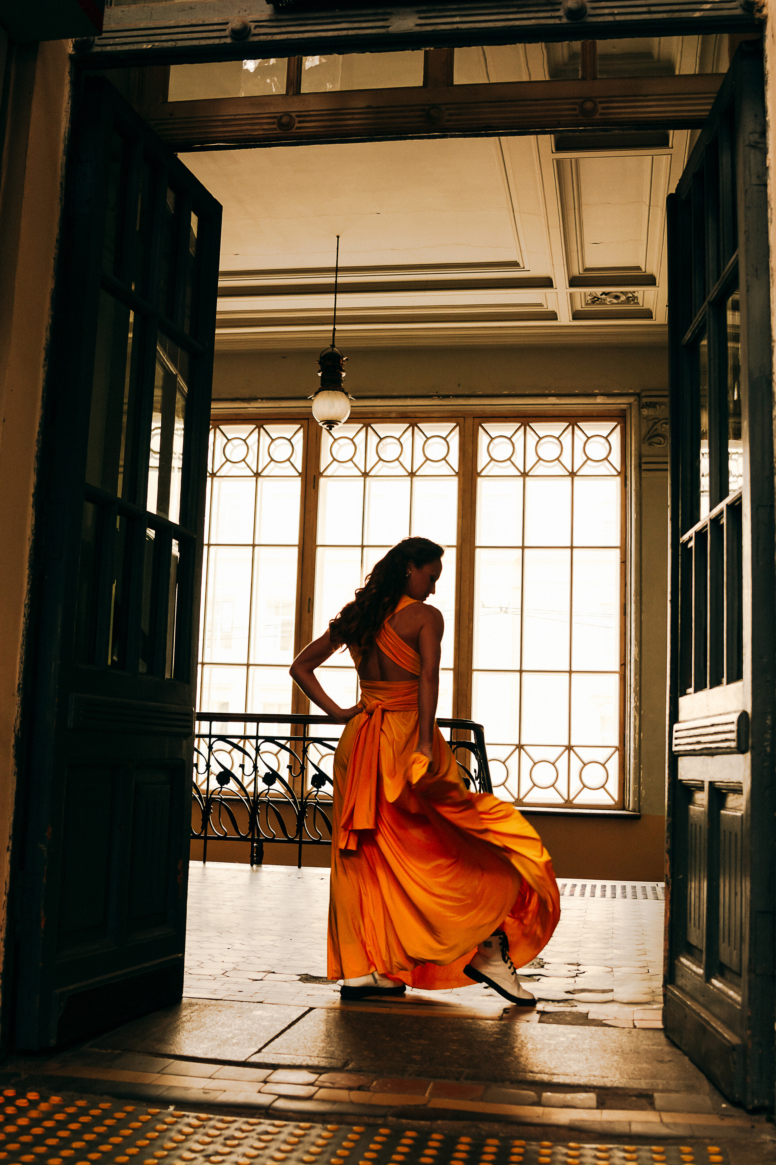 Огненная энергия и эффектный стиль девушки, танцующей в желтом платье на Витебском вокзале, переносят нас в атмосферу пылкого танца.