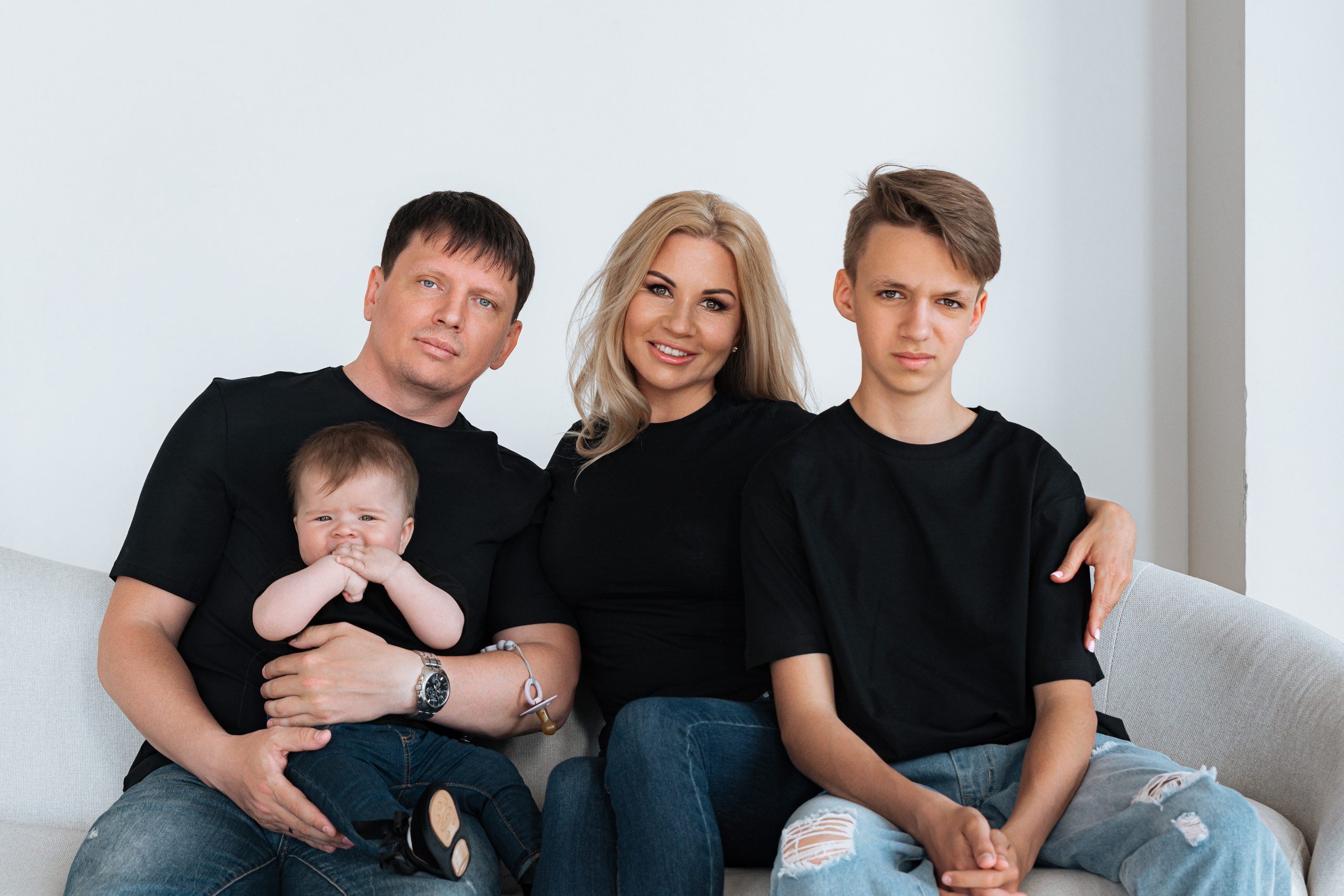 Семейная радость преображает эту фотографию, где все члены семьи сияют от счастья и любви друг к другу.