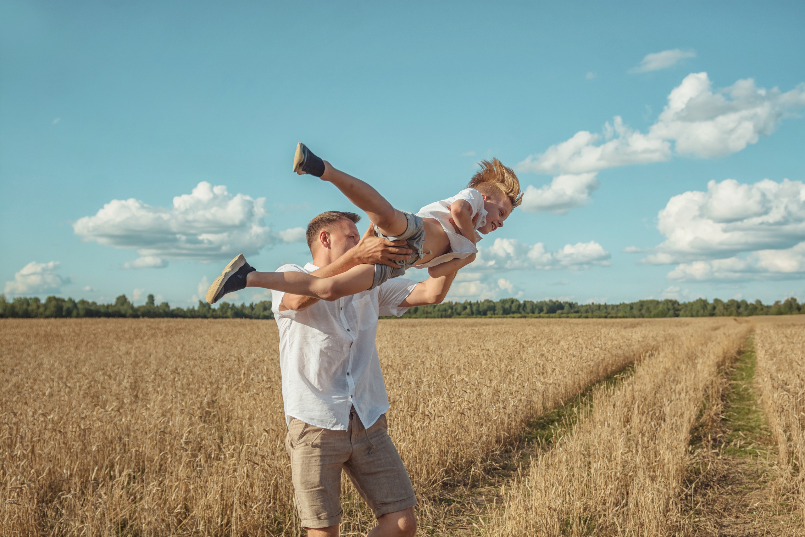 Анна и Александр. Семейная фотосессия в поле. Портретный фотограф в Санкт-Петербурге Дмитриева Наталия