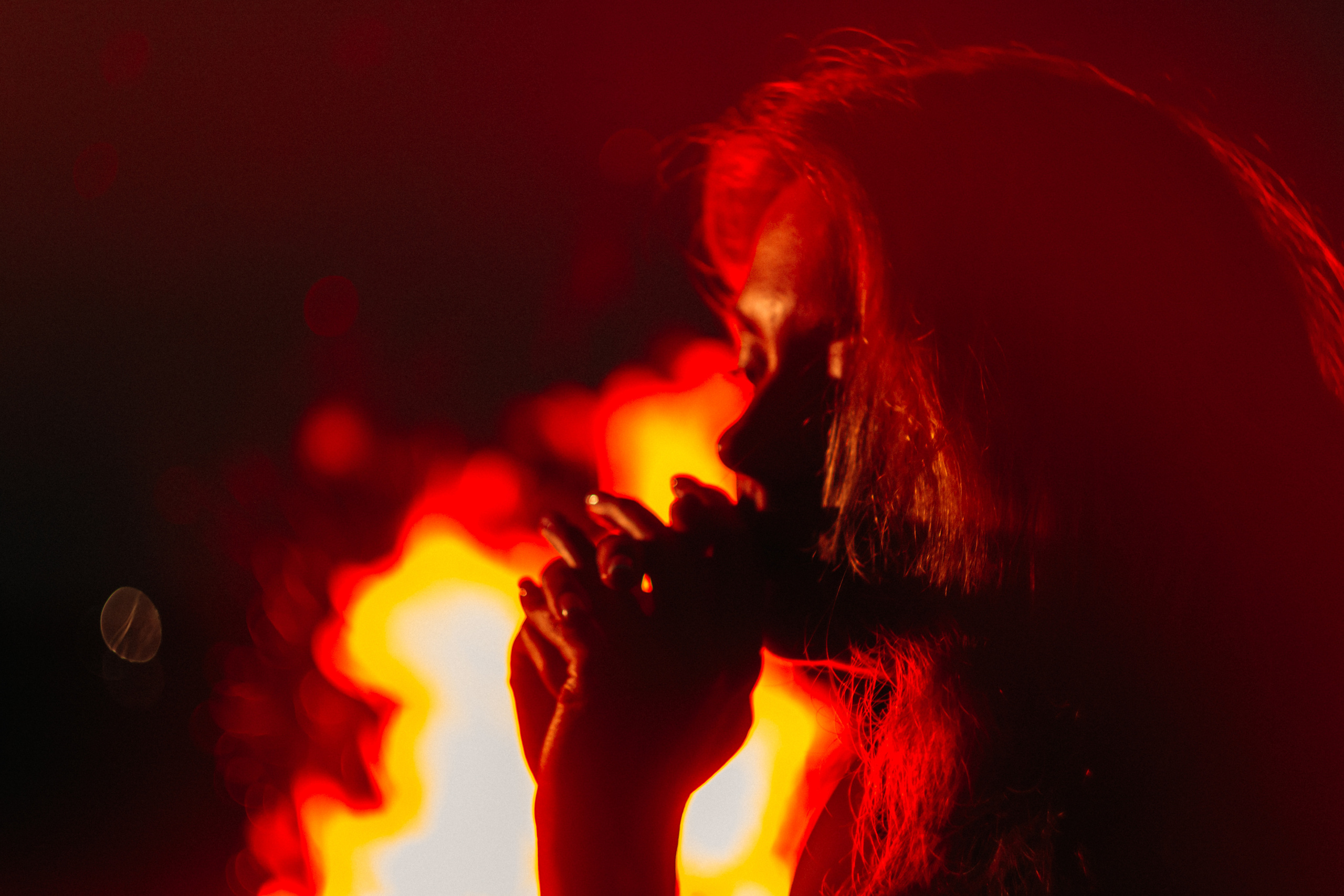 Валя. Съёмка на Финском заливе в воде и с огнём. Портретный фотограф в Санкт-Петербурге Дмитриева Наталия