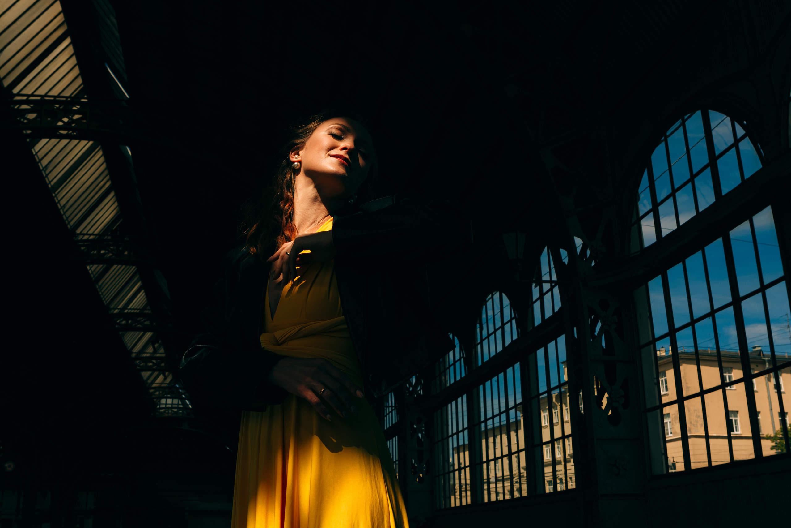 Артистичная девушка, грациозно танцующая в желтом платье на Витебском вокзале.