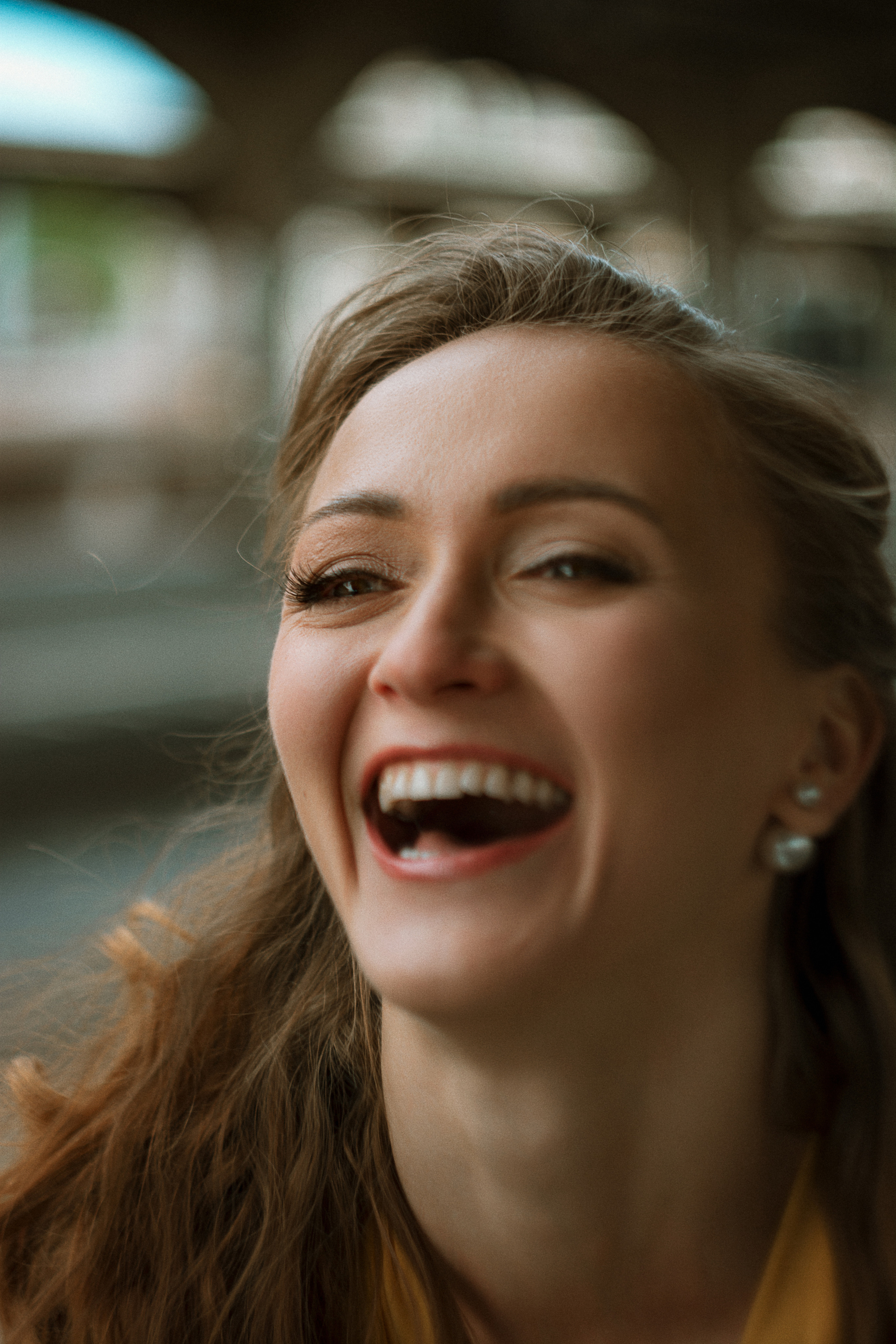 Портрет смеющейся девушки в желтом платье на Витебском вокзале