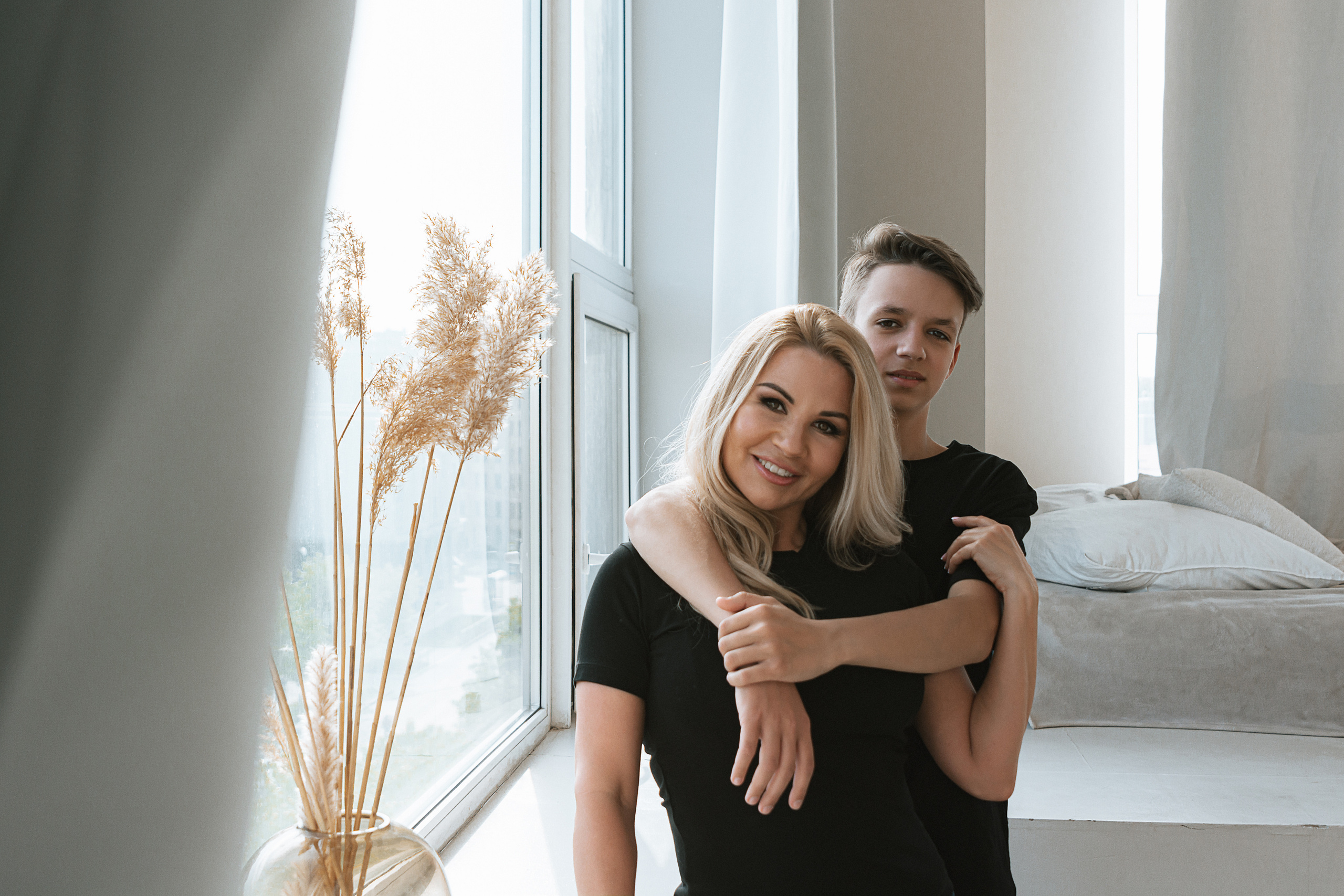 На этой трогательной фотографии запечатлены нежные моменты связи между мамой и ее сыном, где эмоции переплетаются с любовью и заботой.