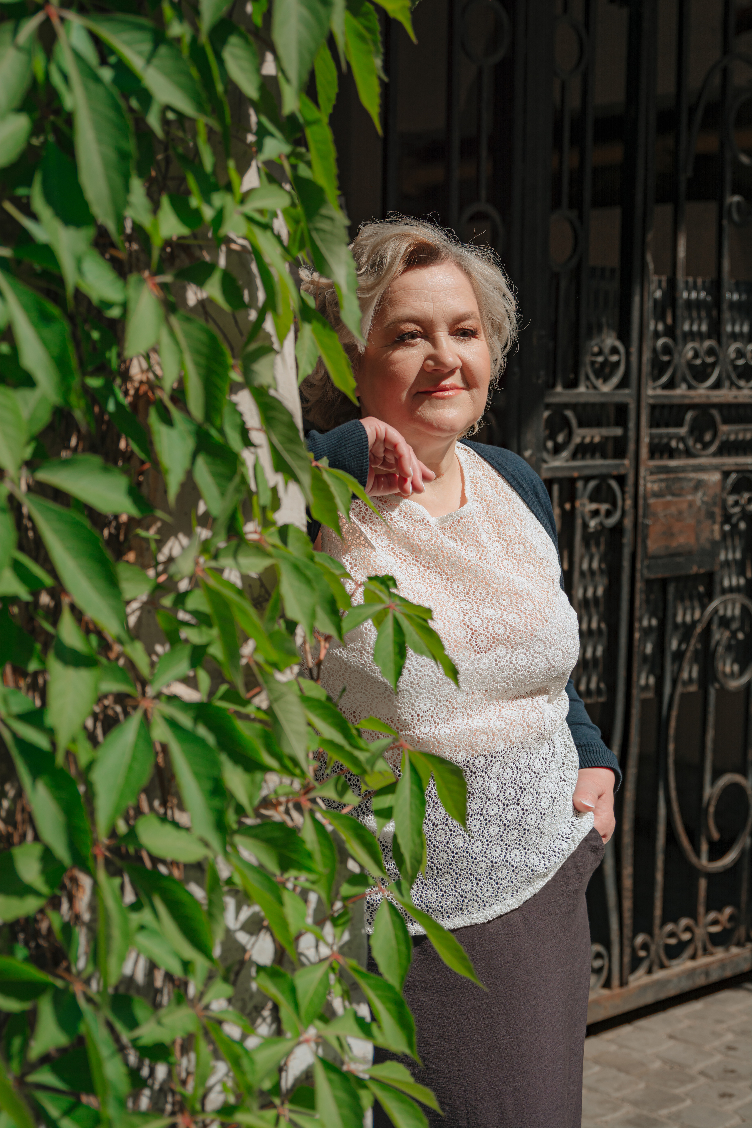  Фотография старше женщины, наслаждающаяся красотой летнего Санкт-Петербурга.