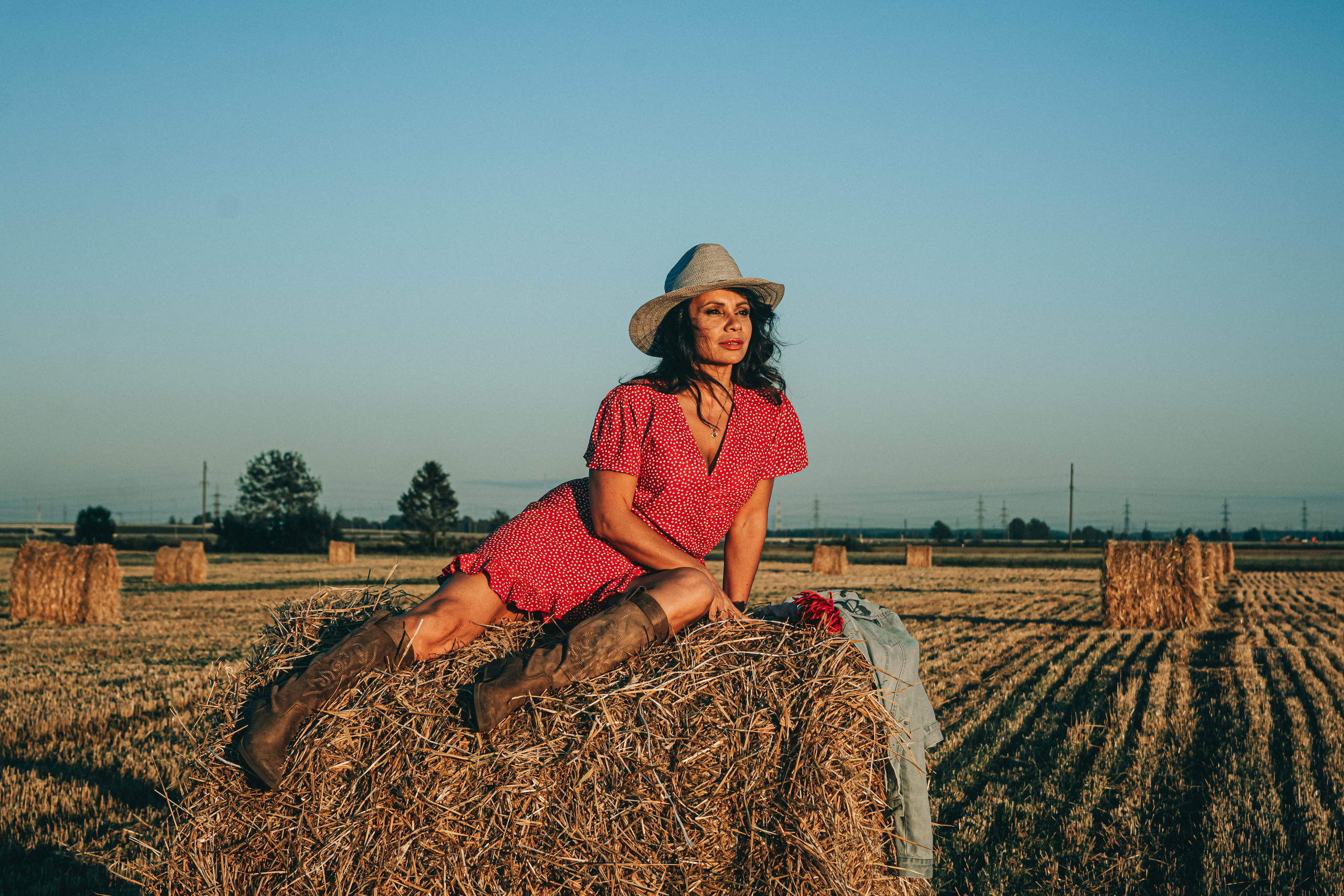 Светлана. Фотосессия со стогами. Портретный фотограф в Санкт-Петербурге Дмитриева Наталия