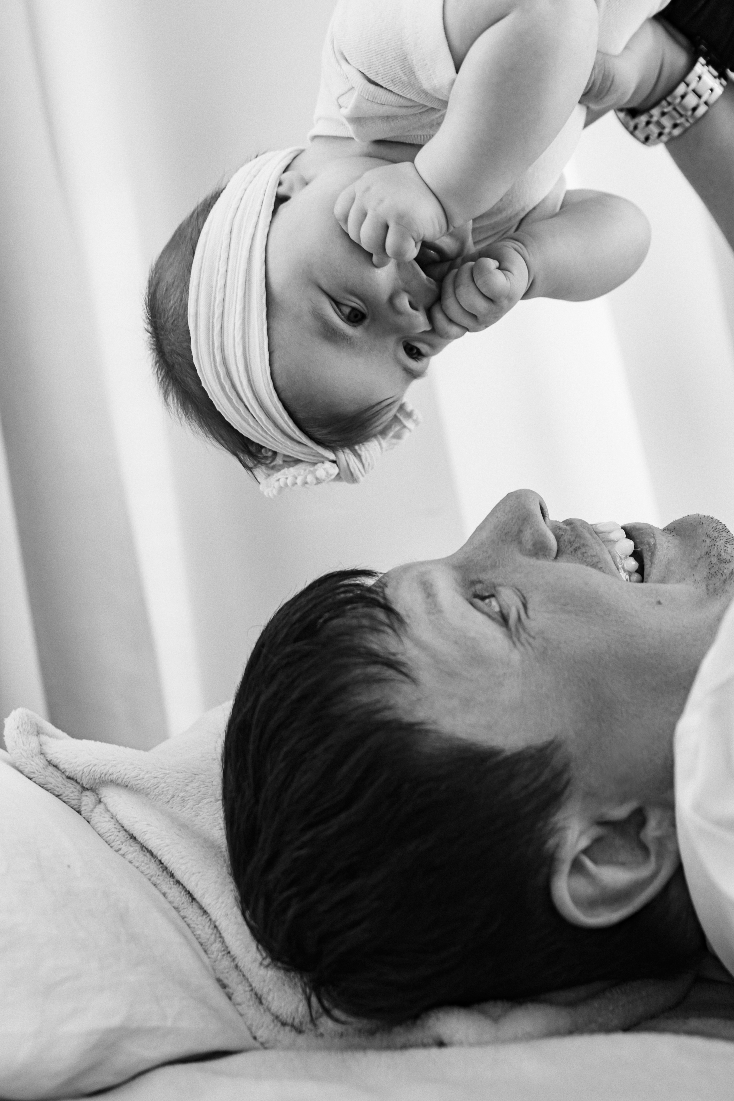 Фотография, отражающая прекрасную связь между папой и дочкой, где каждый момент наполнен любовью и поддержкой.