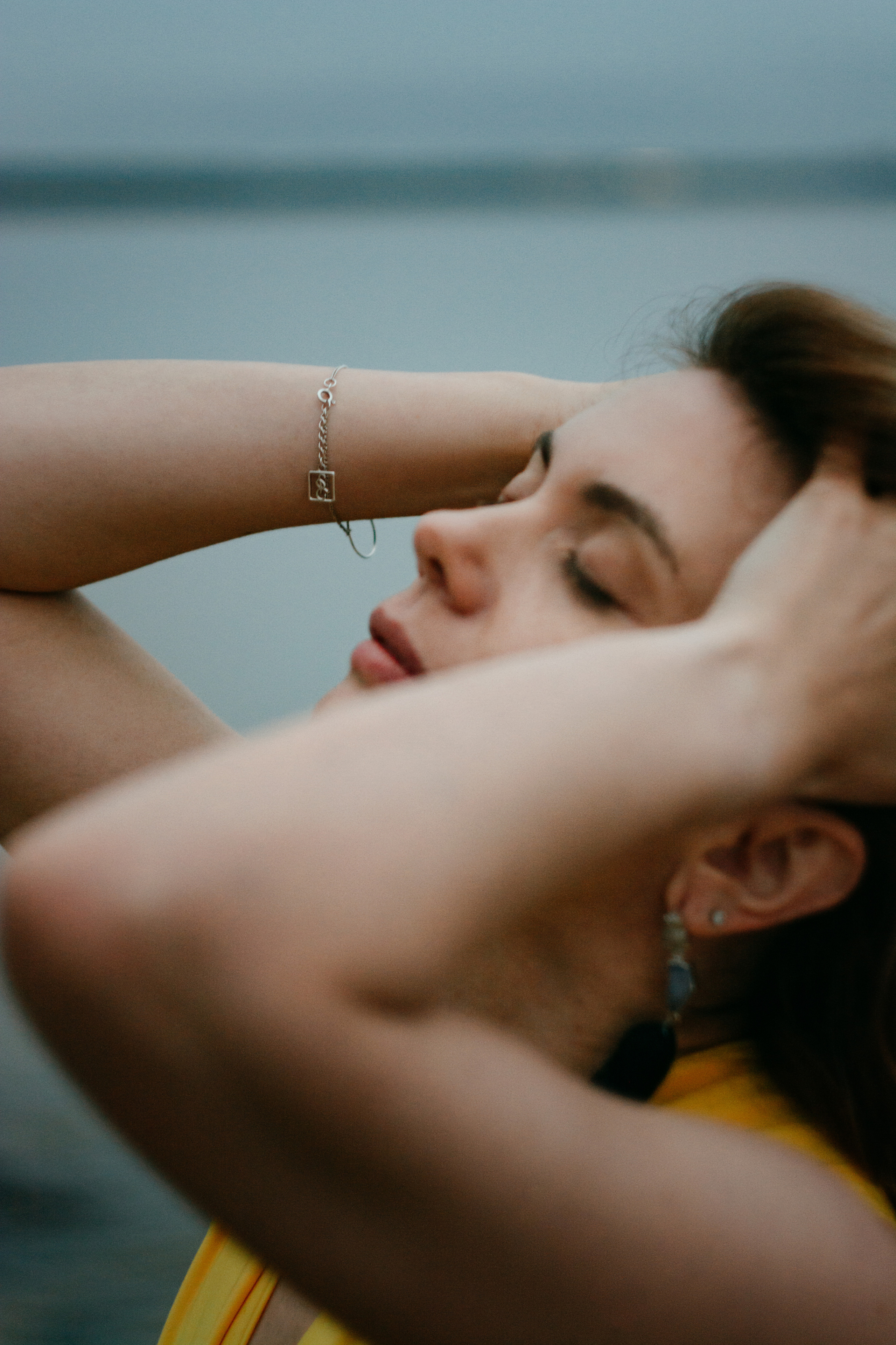 Валя. Съёмка на Финском заливе в воде и с огнём. Портретный фотограф в Санкт-Петербурге Дмитриева Наталия